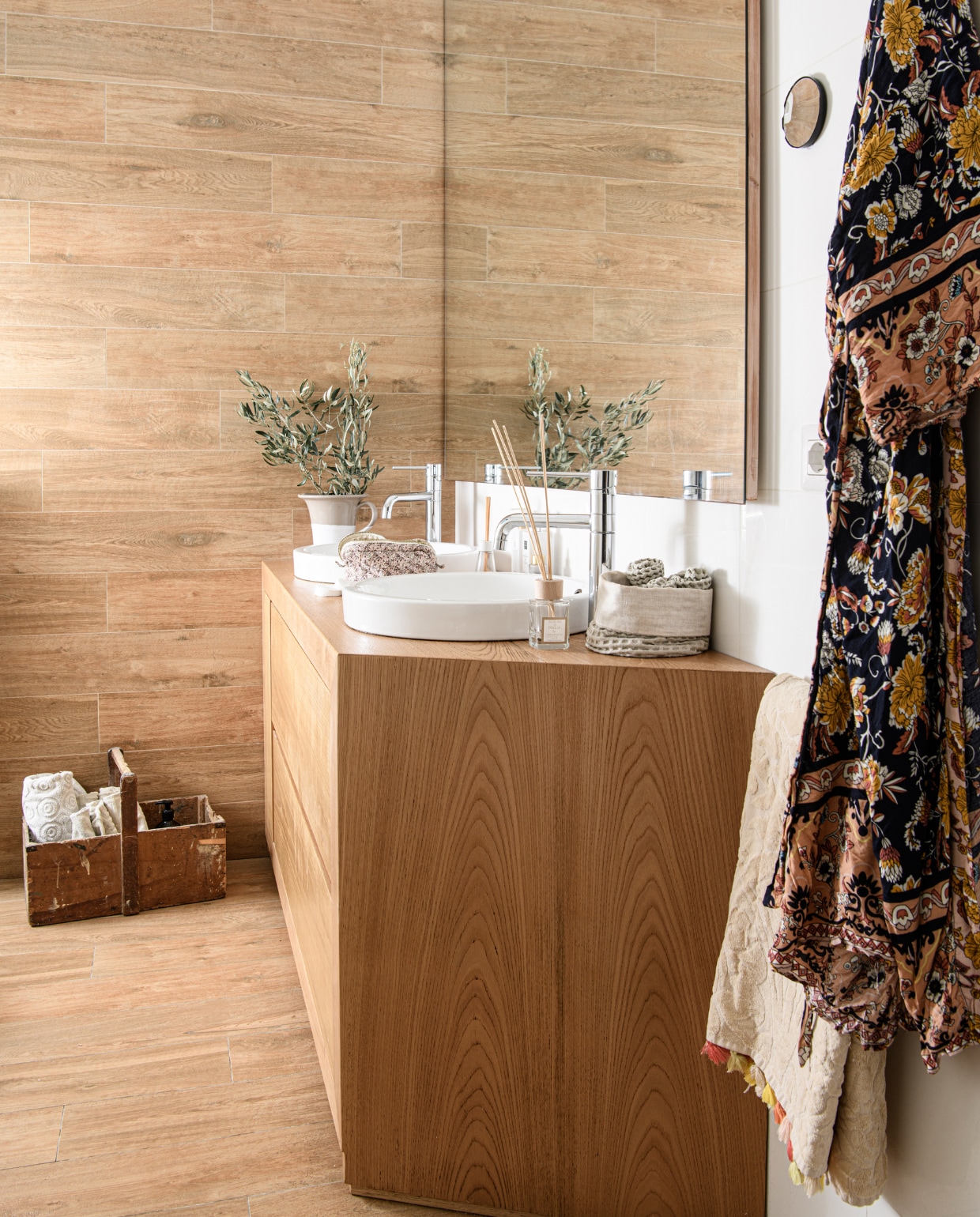 Meubel lokaal laten maken. Handdoeken Zara Home en H&amp;M Home. Geurstokjes Agrumi di Puglia. Mandje Uru. Houten gereedschapsbak van schoonvader. Karaf met takken Carella Ostuni. vtwonen special binnenkijken 06-2023 | productie Insidehomepage | fotografie Louis Lemaire | styling Marit Saladini