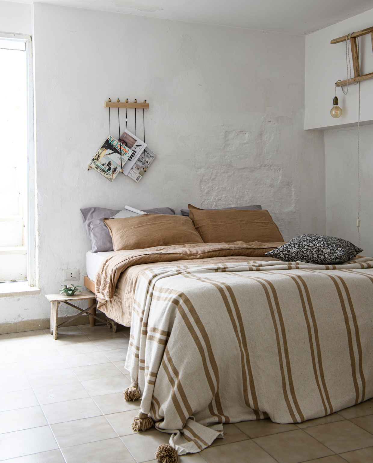 Beddengoed en kussen H&amp;M Home. Sprei uit Marrakesh. Tijdschriftenrek Hema. Hanglamp zelfgemaakt. Kruk van Riccardo’s oma. Keramiek Taste of Puglia. vtwonen special binnenkijken 06-2023 | productie Insidehomepage | fotografie Louis Lemaire | styling Marit Saladini