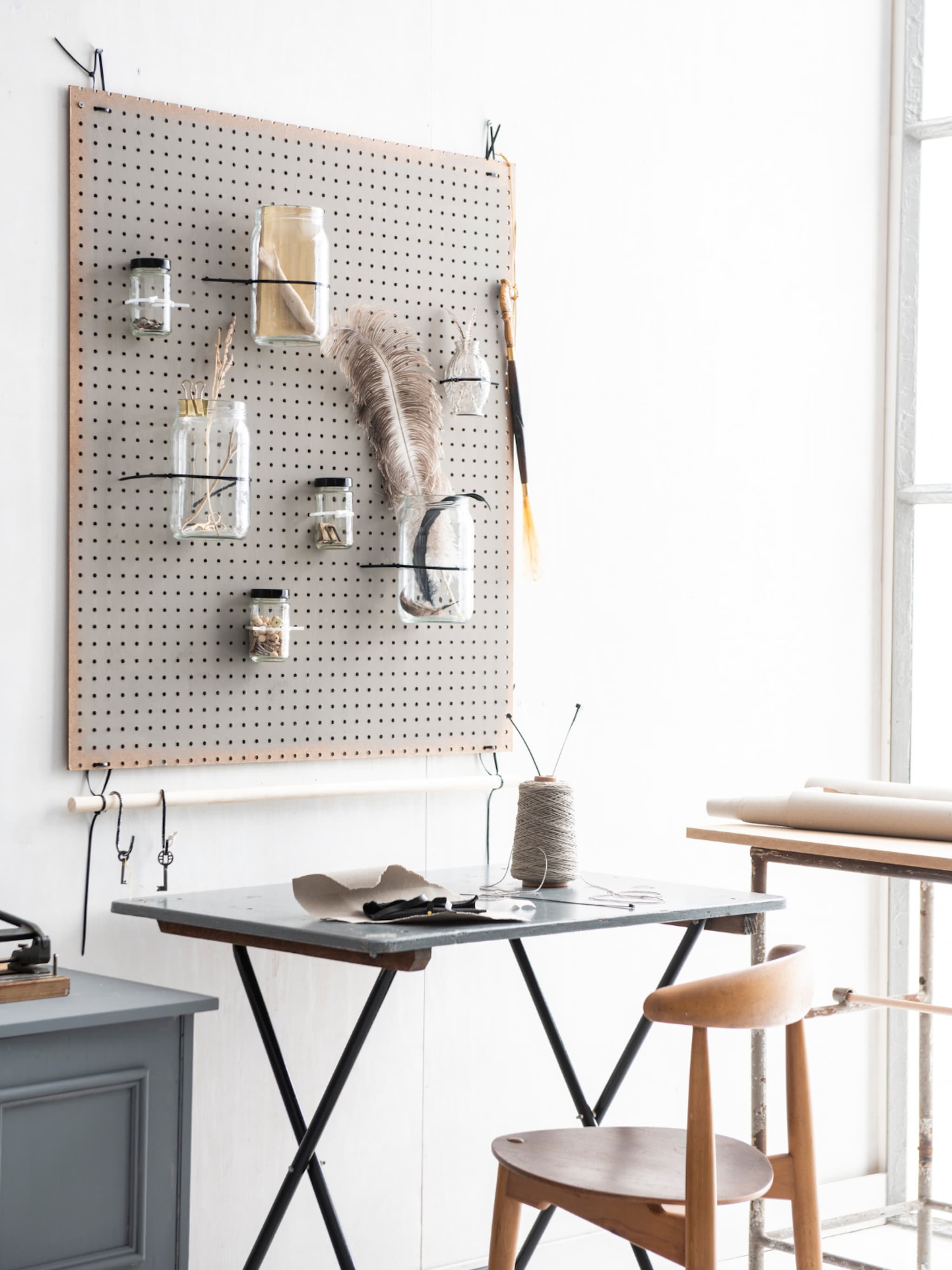 diy ophangbord met tiewraps als pronkstuk aan de muur