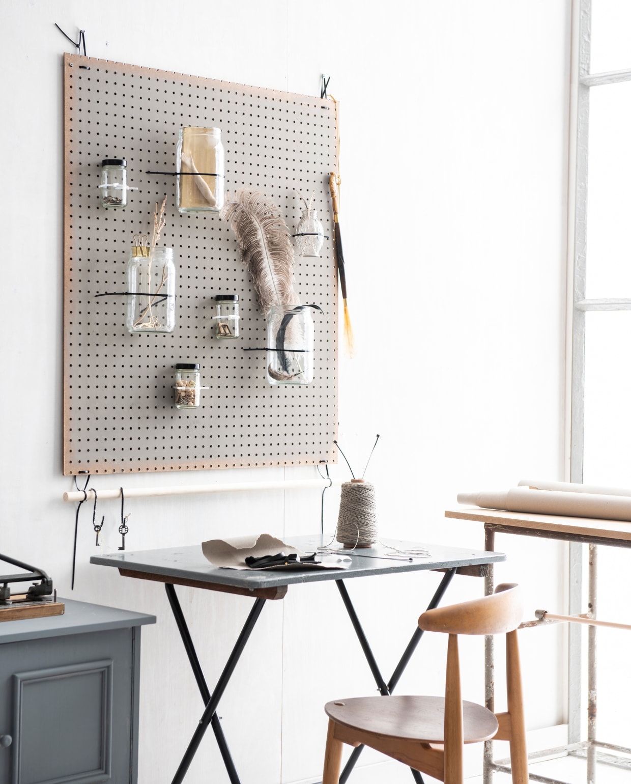 Tiewrap ophangbord, kringloop vtwonen 09-2023 | styling Janneke Peters | fotografie Louis lemaire