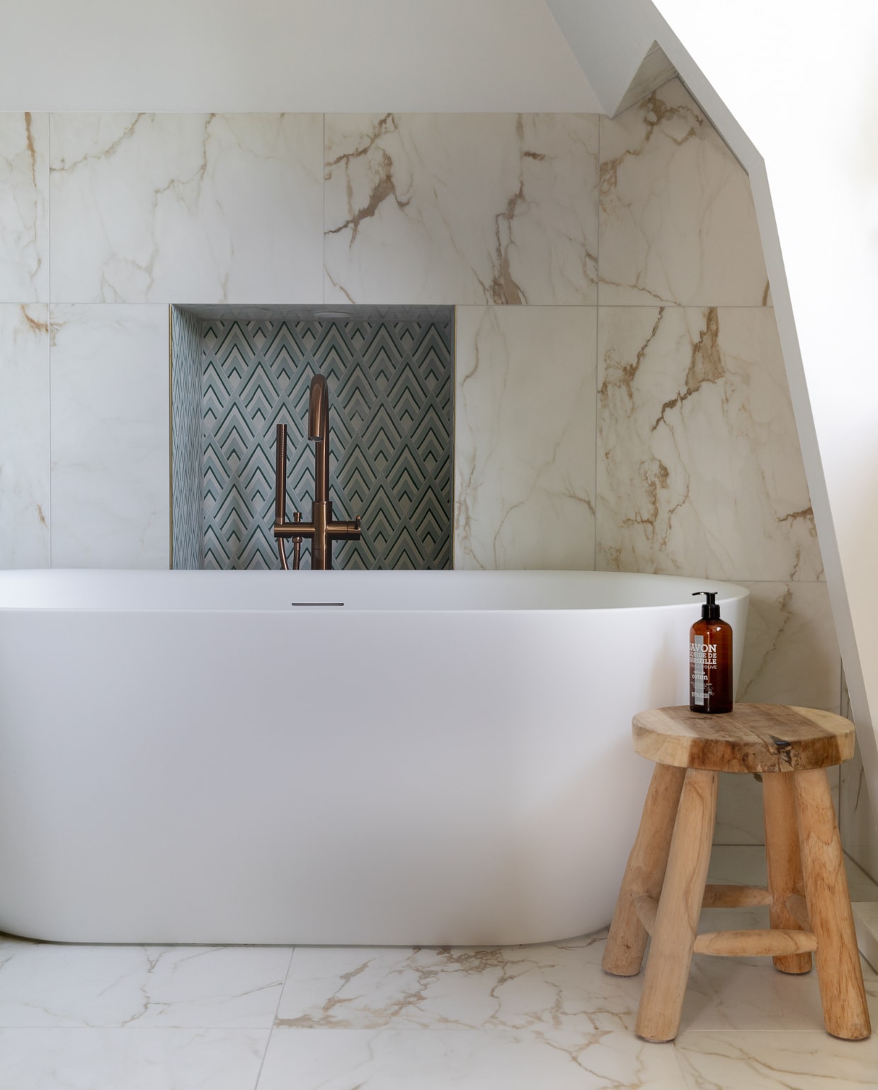 Tegels met patroon Popham Design, marmeren tegels Intercodam, bad Amalia van Njoy, kraan Copper Edition van Brauer, kruk Nijhof. vtwonen 02-2023 | styling Ilona Jongepier | fotografie Dana van Leeuwen