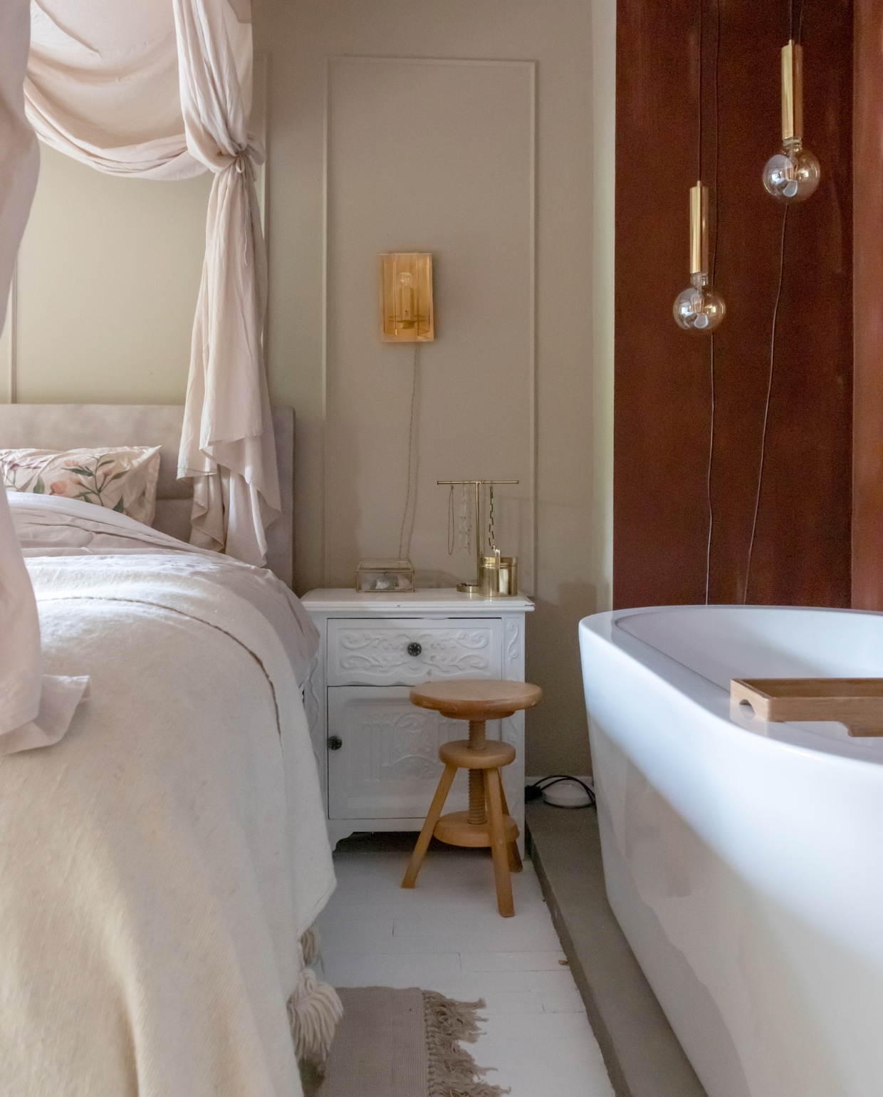 Muurverf North Sea Silk van Pure 7 Original, kalkverf bij bad Cardinal Red van Pure &amp; Original, bed Swiss Sense, beddensprei El Ramla Hamra, hemel Numéro 74, gebloemd kussen Zara Home, beddengoed en sieradenhouder H&amp;M Home, kleed Zuiver, kruk Ikea, nachtkast kringloop, gouden pot Sissy-Boy, wandlampen Vintage Room, hanglampen boven bad Karwei, badplank Ikea. vtwonen 08-2022 | productie en fotografie Anne den Haan | styling Luka Jakobs