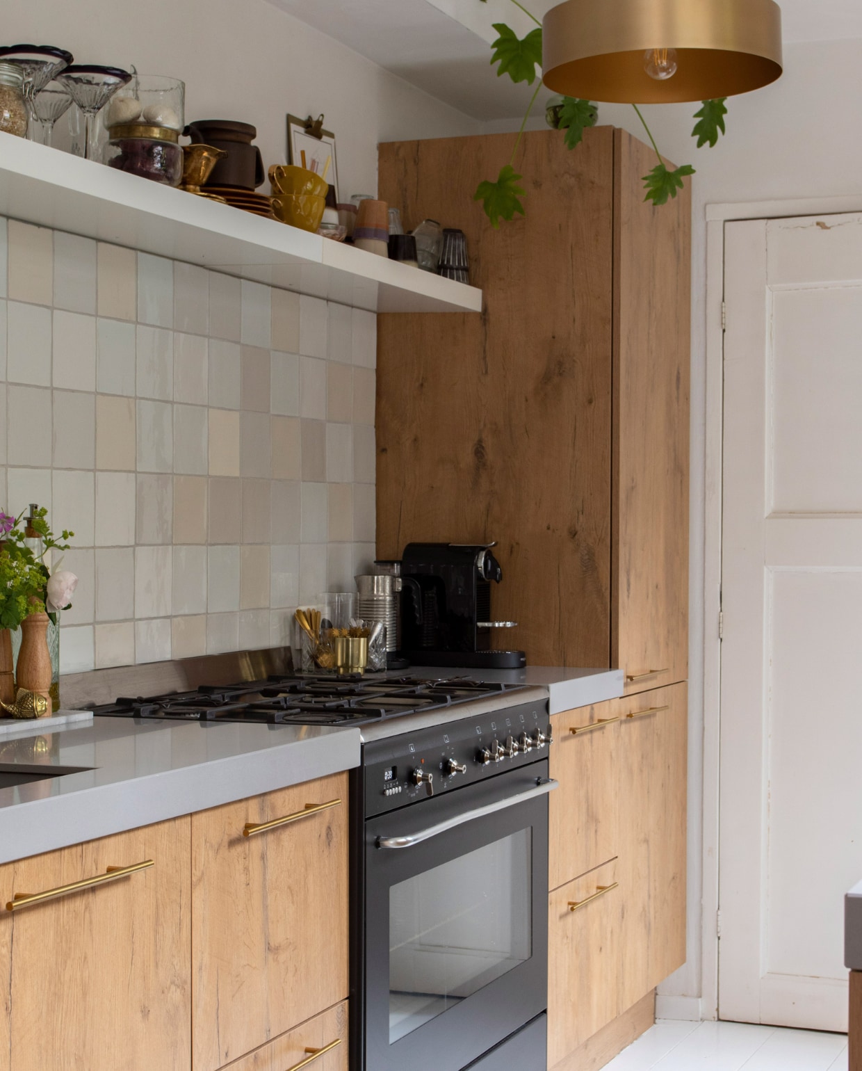 Keuken Mandemakers, grepen Etsy, tegels Schippers, wandplank Ikea, gele mokken Urban Nature Culture, koffiemokken HKliving, theepot en cocktailglazen vintage, koffiezetapparaat Nespresso. Overig onbekend. vtwonen 08-2022 | productie en fotografie Anne den Haan | styling Luka Jakobs