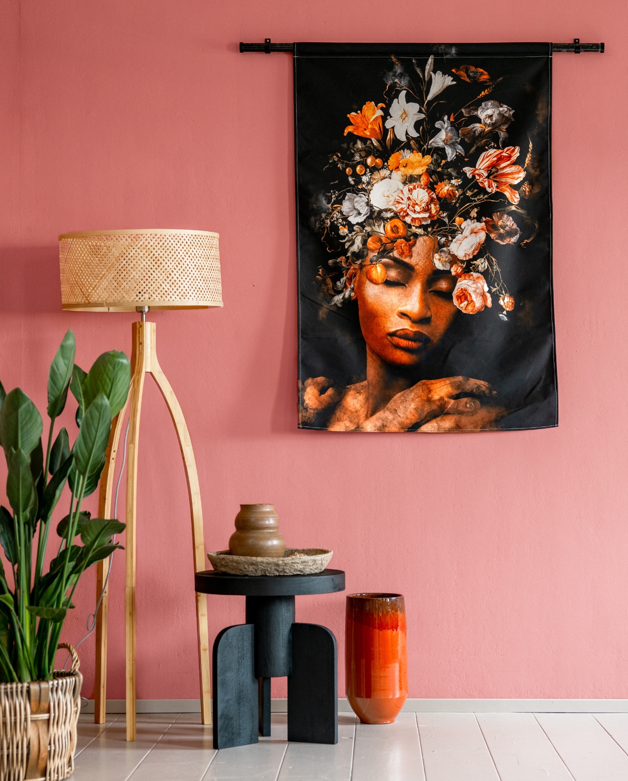 Vloerlamp Java , Bamboe , 50x50x145cm, GOOD&amp;MOJO |Bijzettafel Mori , Mangohout , Zwart , 51x45x45, Basiclabel | Vaas Aline , keramiek , rood , 40,5 cm hoog, J-line (alles bij bol.com)