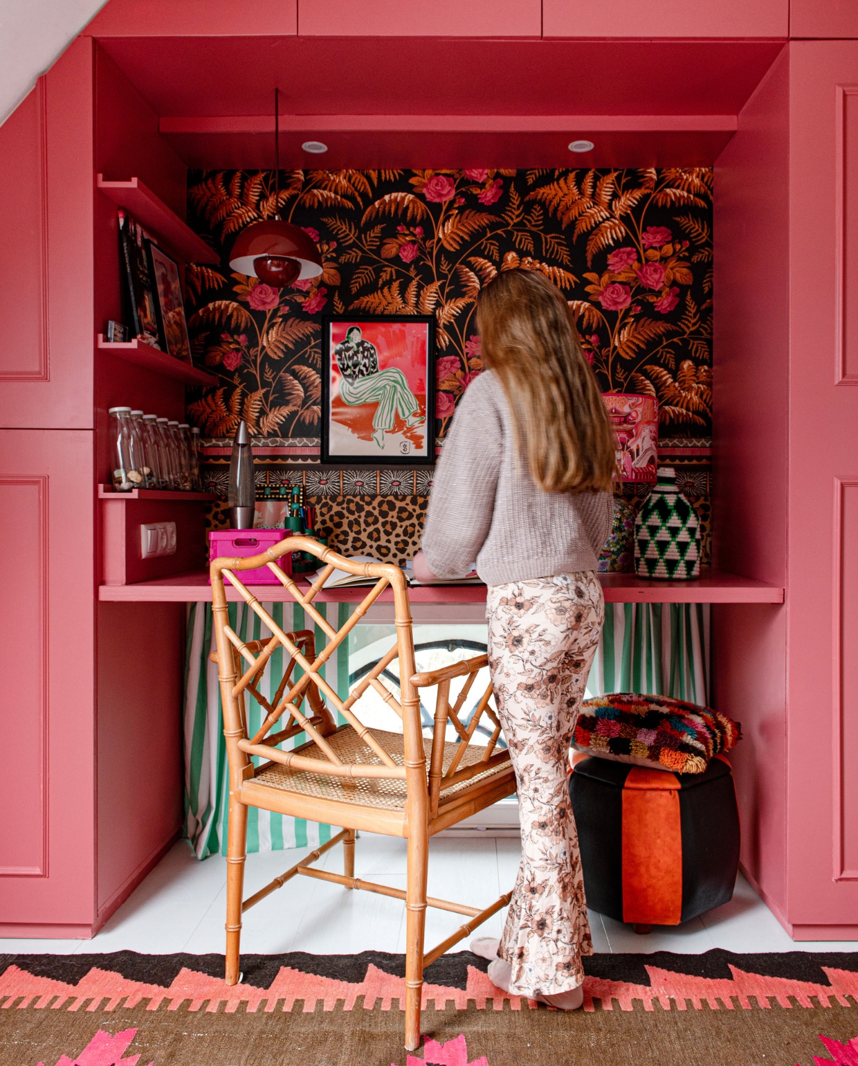 Kast met bureau en plankjes laten maken. Behang Botanical Rose Rosa en Zulu Border van Cole &amp; Son. Hanglamp Flowerpot &amp;Tradition, mandje Laif &amp; Nuver, gordijn gemaakt van dekbed H&amp;M, kleur kast zelf gemengd, overig vintage. vtwonen 09-2023 | productie De Binnenkijkers | styling Jeske Weel | fotografie Caroline Coehorst