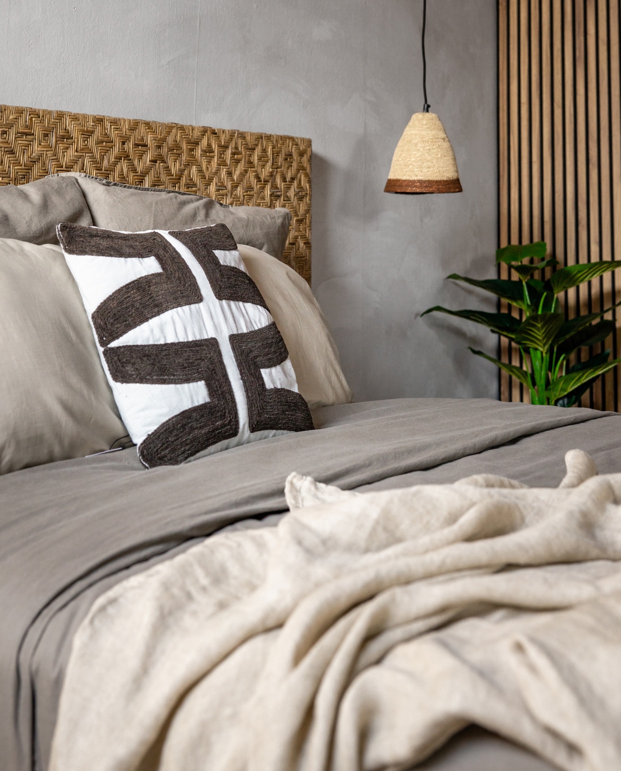 Kussen Isla , katoen , chalkwhite , 45x45,  WOOOD | Sprei  Linka , Sand , 150x200 cm, Marc O’Polo (beide bij bol.com)
