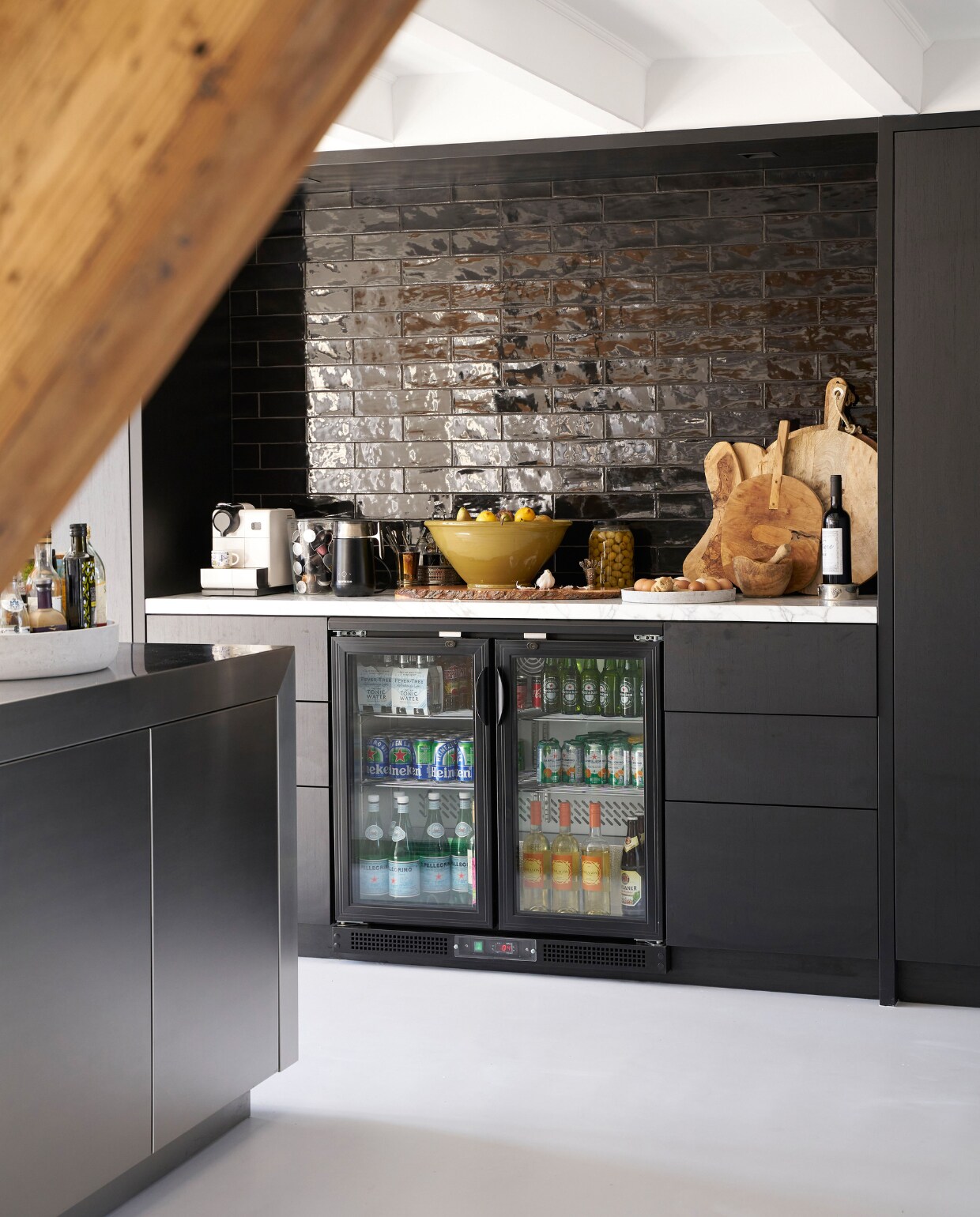 Keukenblok met ingebouwde horecakoeling Maatwerk Concepts. Handgevormde geglazuurde metrotegels Tegelstee. Schaal Loods 5. vtwonen 08-2020 | productie Features &amp; more | styling Wilma Custers | fotografie Luuk Geertsen