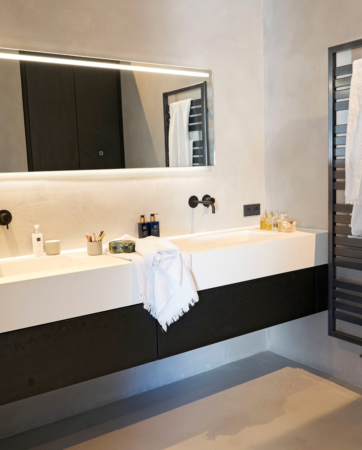 Op maat gemaakt wastafelmeubel Maatwerk Concepts, dubbele wastafel Hi-Mecs, kranen Grohe. vtwonen 08-2020 | productie Features &amp; more | styling Wilma Custers | fotografie Luuk Geertsen
