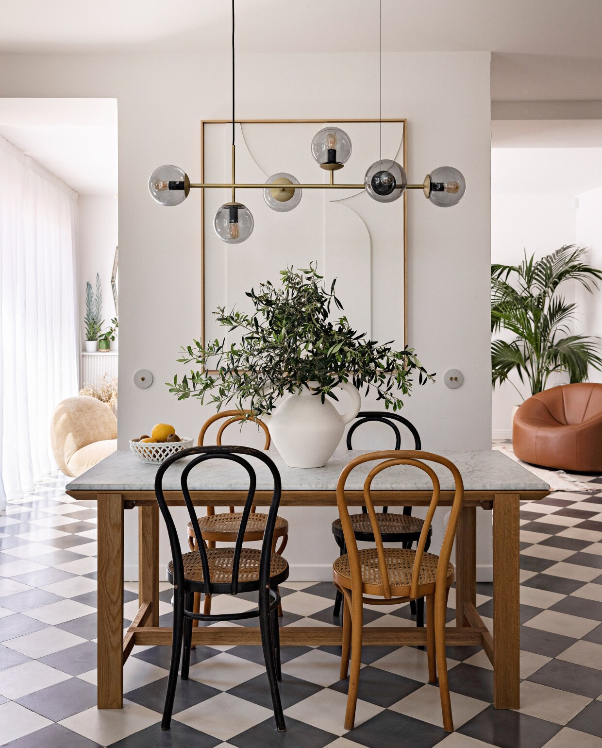 Tafel La Redoute. Stoelen erfstukken. Lamp Bolia. Kunstwerk HKliving. Vaas rommelmarkt. Fruitschaal Monoprix. vtwonen special binnenkijken 06-2023 | productie &amp; styling Marie Maud Levron | fotografie Yann Deret