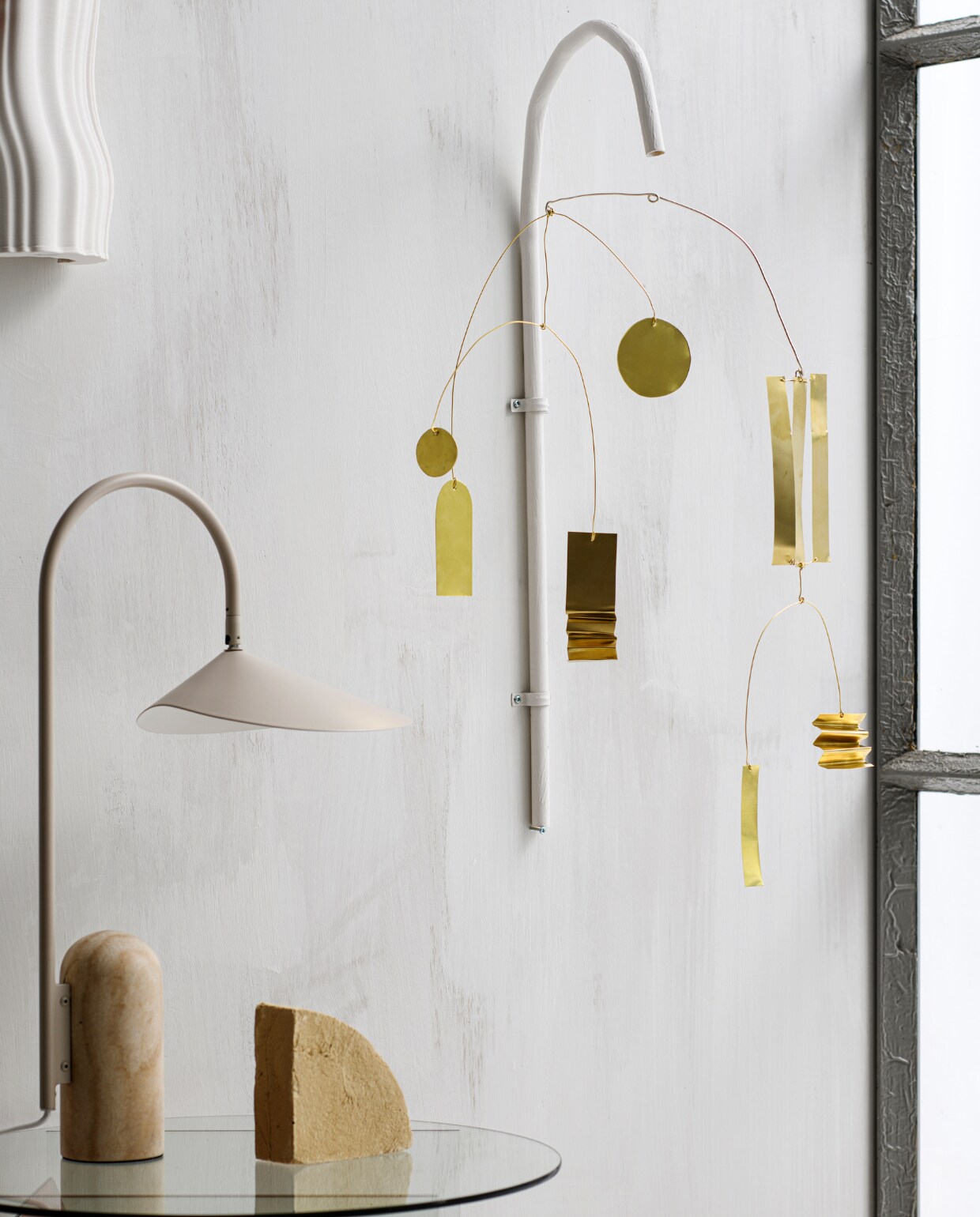 Aluminium tafellamp Arum van Ferm Living, 20,5x34x51 cm (bxdxh) € 429,-, glazen bijzettafel Tabloid van &amp;k Amsterdam, 50x46 cm (Øxh) € 195,-, handgemaakte kleisculptuur Shape van Ferm Living, set van 5 € 175,- (vtwonen.nl/shop). Overig privébezit. vtwonen 09-2023 |  styling Kelly van Gendt | fotografie Louis Lemaire