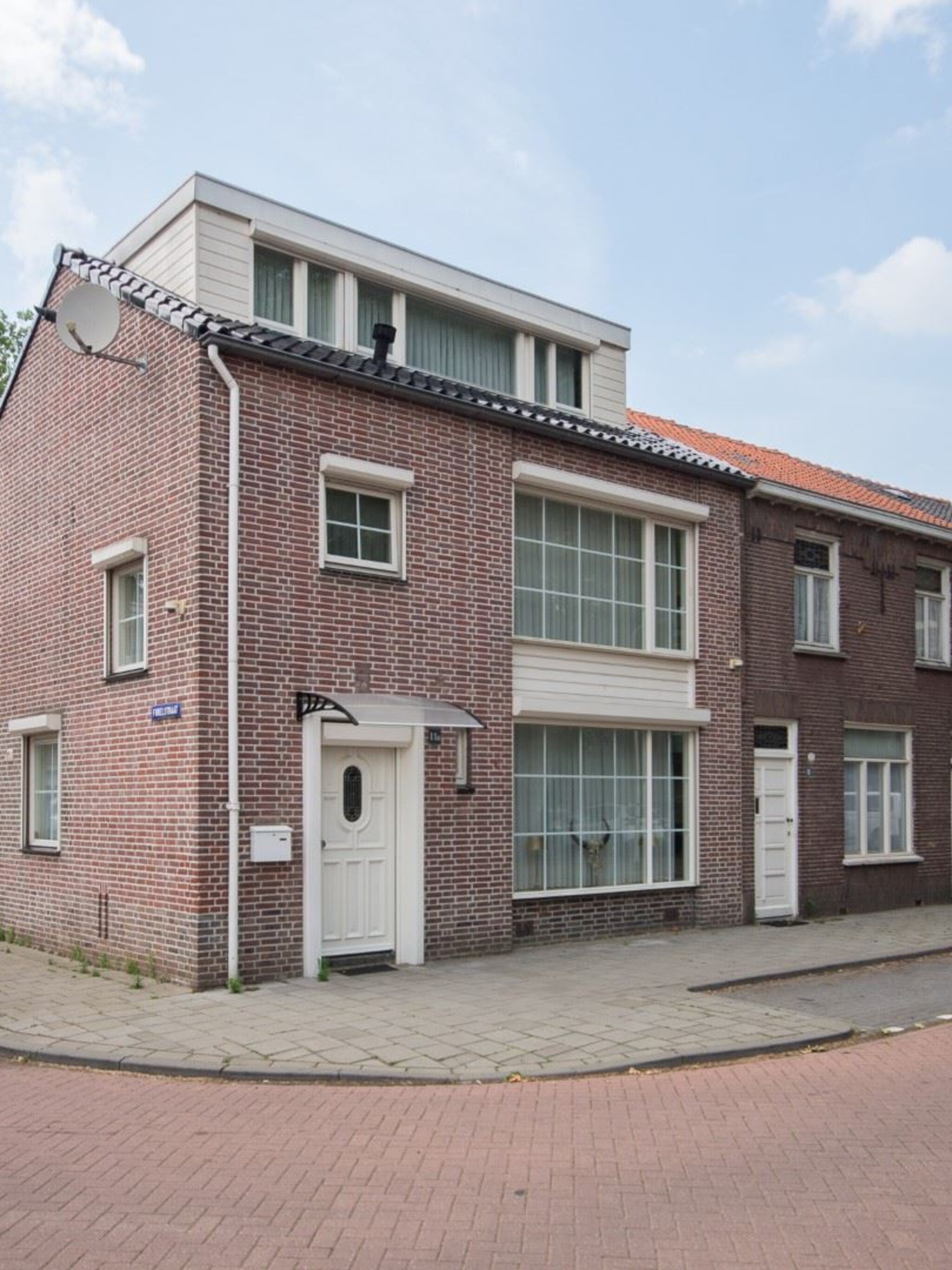 binnenkijken in het tilburgse hoekhuis van roy donders