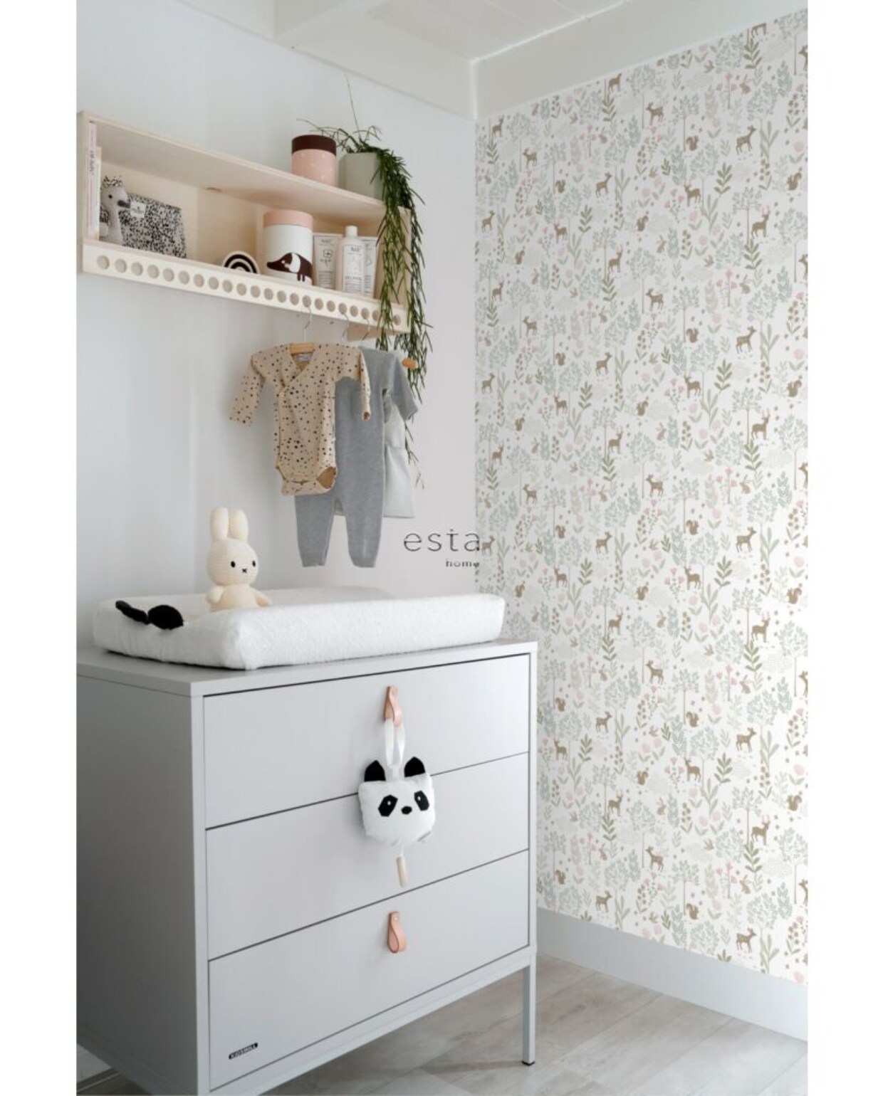 Babykamer behang bos met bosdieren in groen en roze van Esta home (vtwonen.nl/shop) ESTAhome