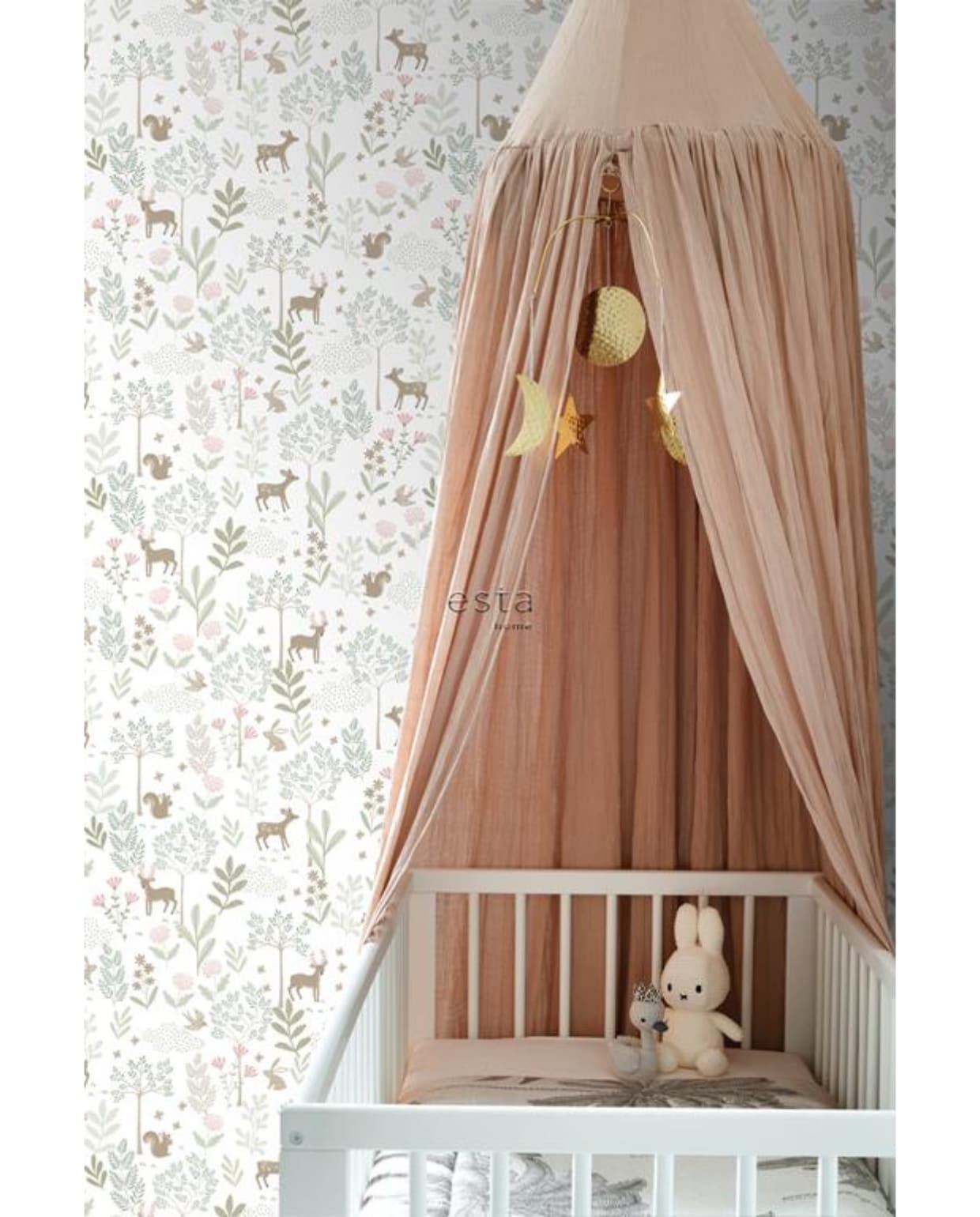 Babykamer behang bos met bosdieren in groen en roze van Esta home (vtwonen.nl/shop) ESTAhome