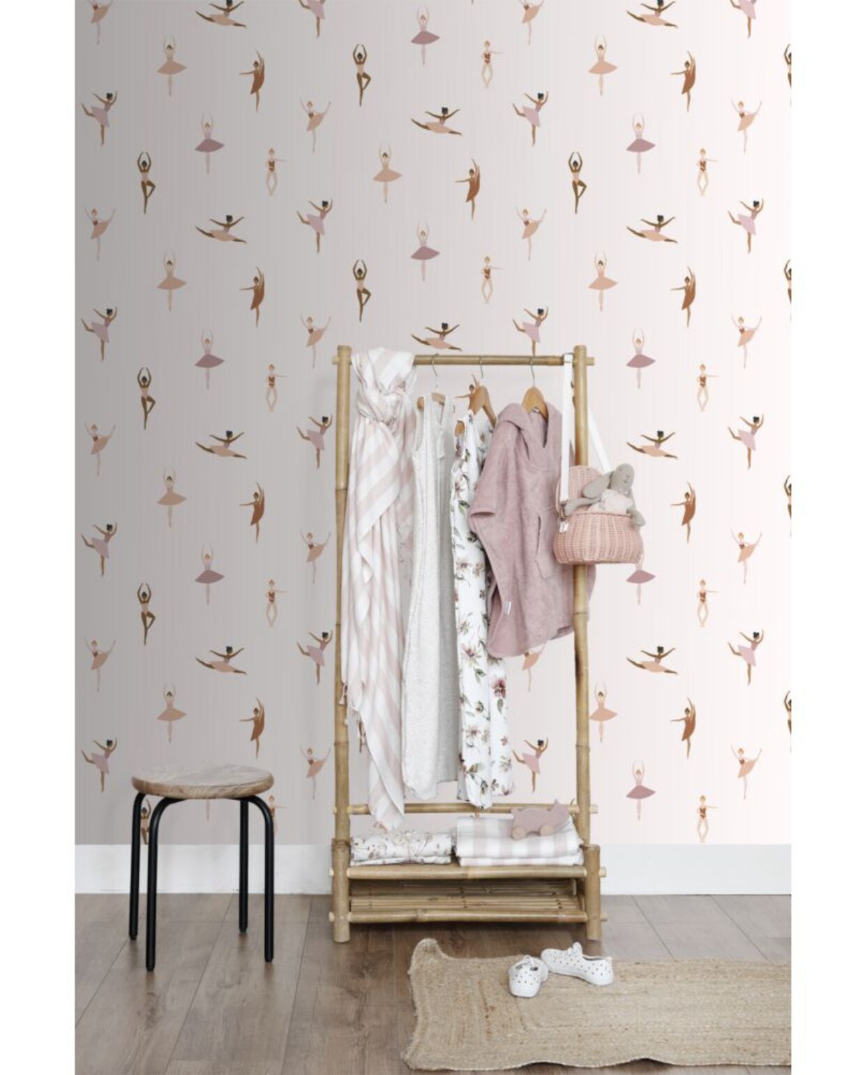 Babykamer behang Ballerina's van Esta home in terracotta en lila roze, 139536 (vtwonen.nl/shop) ESTAhome