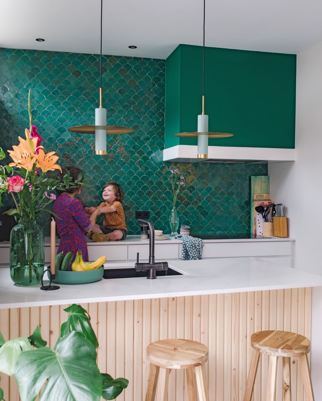 Marokkaanse zelliges Poisson Echelles in Vert Foncee van Designtegels. Natuurstenen keukenblad John Pennings, kraan Perfect 6 van Franke, barkrukken Skogsta van Ikea, vaas Bloomingville, schaal Samba Bowl van Casa, kandelaar Hema, hanglamp Selin van Lucide, groene vaas op aanrecht Koningsdag-vondst. Muurverf afzuigkap zelf laten mengen bij Gamma. Overig onbekend. vtwonen 09-2023 | styling Luka Jacobs | fotografie Corine hoge Bavel-Jansen