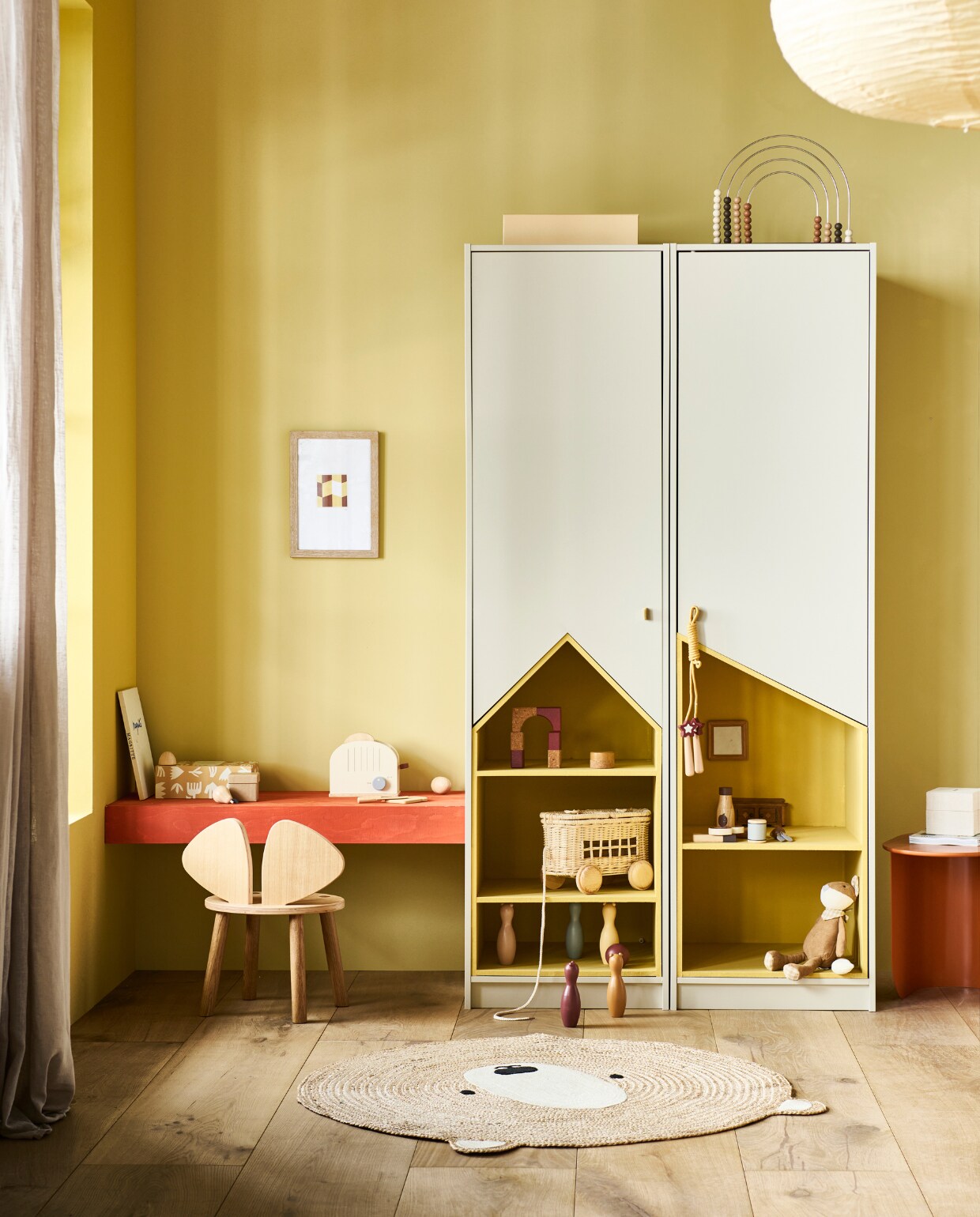 Muurverf achterwand Oak Apple, verf meubel Light Gold, verf bureau Heat (littlegreene.nl). Houten kinderstoel van Nofred, 42,5x28x45,9 cm (bxdxh) € 188,- (flinders.nl). Rijstpapieren lamp € 29,99, juten vloerkleed € 39,99, geblokte plaid, 130x170 cm € 29,99 (hm.com). Bijzettafel Plateau in Caramel, hout en metaal € 249,- (festamsterdam.com). Vanillekleurige doos € 14,-, telraam, hout en metaal € 55,-, speelset tweekleurige blokken van kurk € 54,- (wonenmetlef.nl). Rieten doos met deksel € 29,99, springtouw € 12,99, houten bowlingset € 22,99, knuffel vos € 17,99, rieten trolley € 49,99, houten broodrooster € 29,99, houten boodschappenset € 39,99, messing deurgreep € 7,99,- (zarahome.com). Poster Window No. 02, 30x40 cm € 49,- (theposterclub.com). Overig privébezit. vtwonen special DIY 07 | styling Sanne Ketelaar | fotografie Sjoerd Eickmans