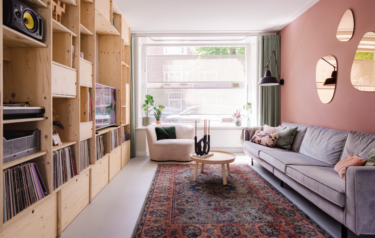 Bank Rodeo van BePureHome via Marktplaats, spiegels Kaila van Bga, vloerkleed Bid van Dutchbone, salontafel Around van Muuto, kandelaar Rings van Present Time, fauteuil Stone van Karwei, kast gemaakt door Danijel Vidic, wandlamp Chicago van It’s about Romi, raambekleding van vorige eigenaars. Overig onbekend. vtwonen 09-2023 | styling Luka Jacobs | fotografie Corine hoge Bavel-Jansen