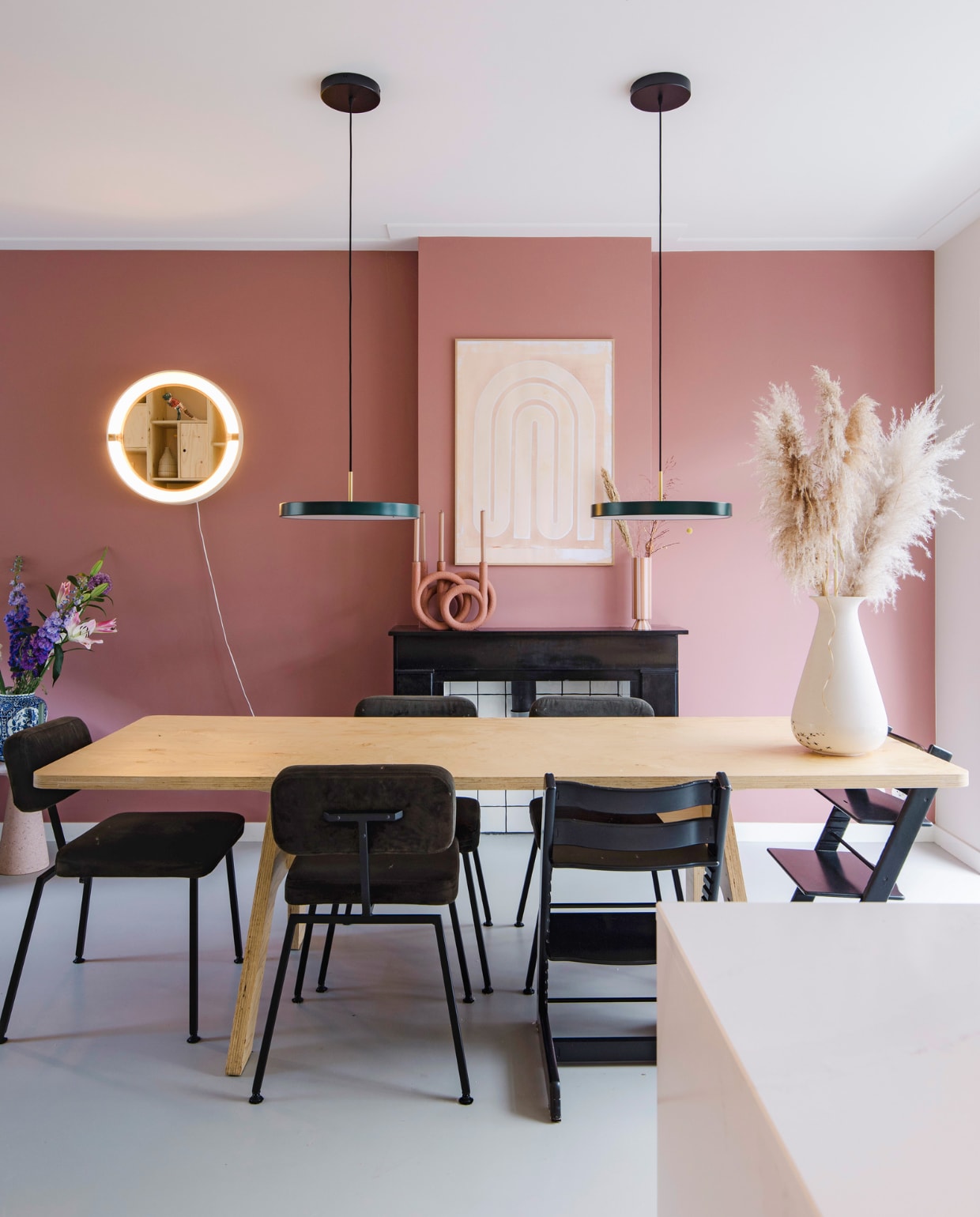 Eettafel Crisistafel en vaas van Piet Hein Eek, stoelen Ode van Studio Henk, hanglampen Asteria van Umage, kunstwerk Enkel Art Studio, kandelaar Rings van Present Time, vaas op schouw Toppu van Oyoy, kinderstoelen Tripp Trapp van Stokke, muurlamp Marktplaats. vtwonen 09-2023 | styling Luka Jacobs | fotografie Corine hoge Bavel-Jansen