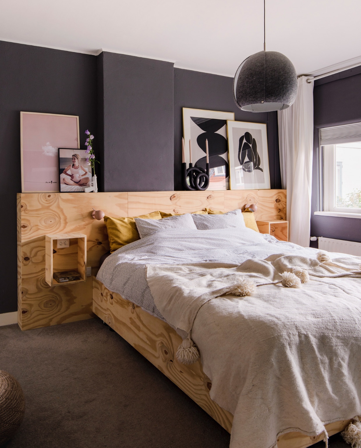 Grenen bedombouw gemaakt door Freddy’s broer, hanglamp Vintergata Ikea, sprei El Ramla Hamra, gordijnen vorige bewoners, roze kunstwerk Juniqe, foto van Sanne, pistoolvaas Bloomingville, zwart-witte kunstwerken Luka Jacobs, kandelaar Rings van Present Time, wandlampen Made. Muurverf zelf laten mengen. Overig onbekend. vtwonen 09-2023 | styling Luka Jacobs | fotografie Corine hoge Bavel-Jansen