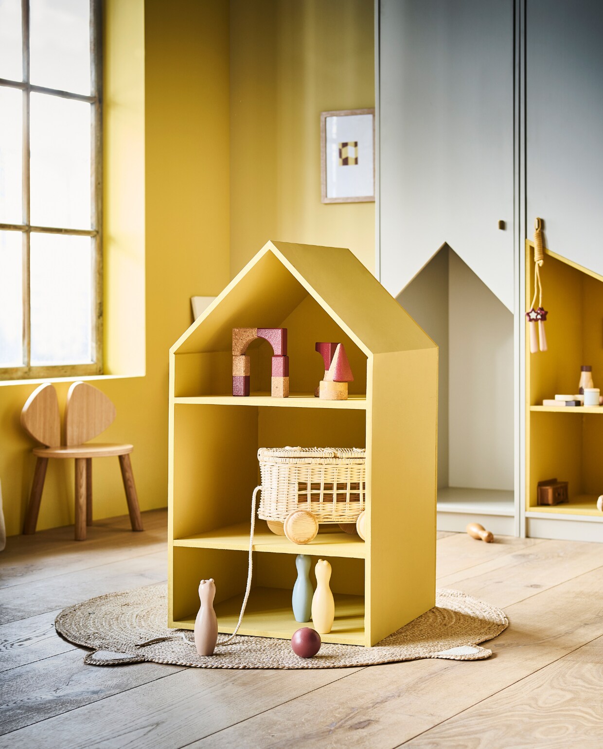 Muurverf achterwand Oak Apple, verf meubel Light Gold, verf bureau Heat (littlegreene.nl). Houten kinderstoel van Nofred, 42,5x28x45,9 cm (bxdxh) € 188,- (flinders.nl). Rijstpapieren lamp € 29,99, juten vloerkleed € 39,99, geblokte plaid, 130x170 cm € 29,99 (hm.com). Bijzettafel Plateau in Caramel, hout en metaal € 249,- (festamsterdam.com). Vanillekleurige doos € 14,-, telraam, hout en metaal € 55,-, speelset tweekleurige blokken van kurk € 54,- (wonenmetlef.nl). Rieten doos met deksel € 29,99, springtouw € 12,99, houten bowlingset € 22,99, knuffel vos € 17,99, rieten trolley € 49,99, houten broodrooster € 29,99, houten boodschappenset € 39,99, messing deurgreep € 7,99,- (zarahome.com). Poster Window No. 02, 30x40 cm € 49,- (theposterclub.com). Overig privébezit. vtwonen special DIY 07 | styling Sanne Ketelaar | fotografie Sjoerd Eickmans