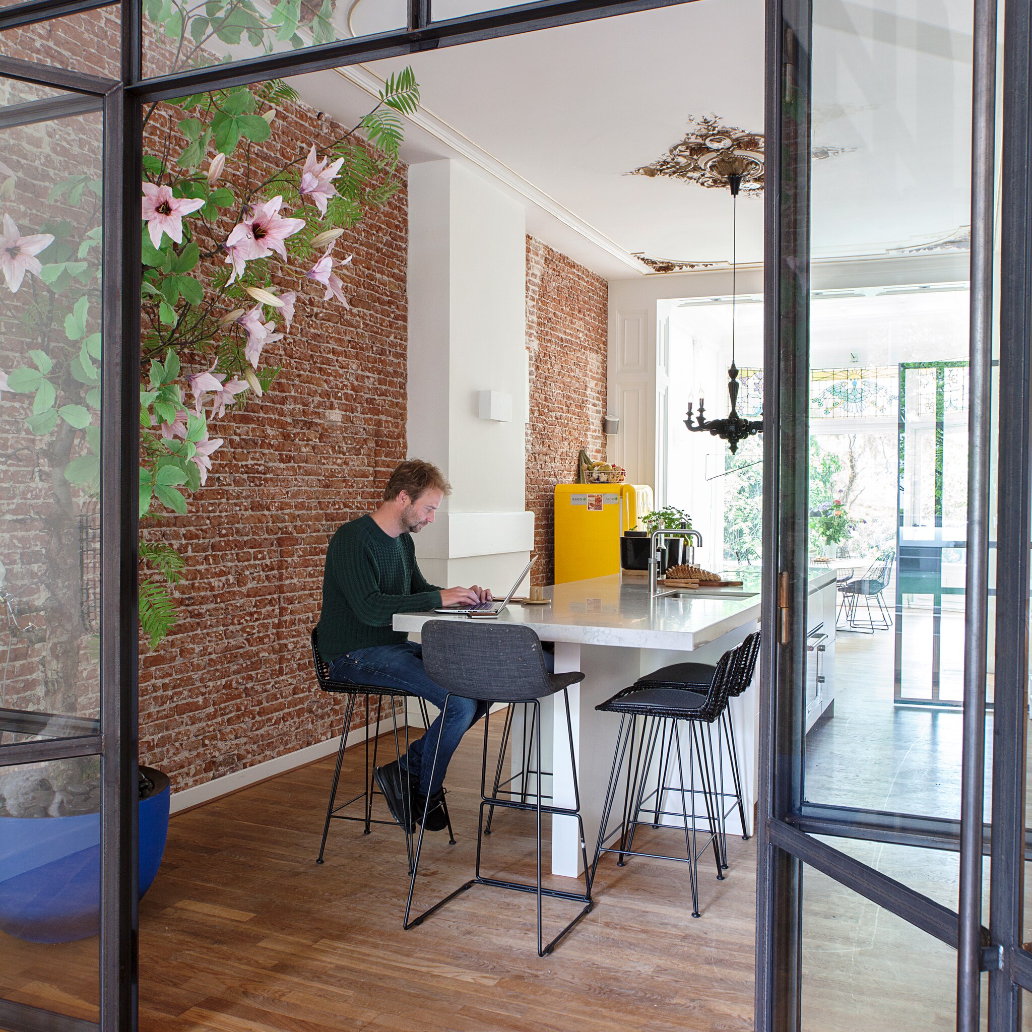 binnenkijken in een herenhuis waar klassiek en design hand in hand gaan