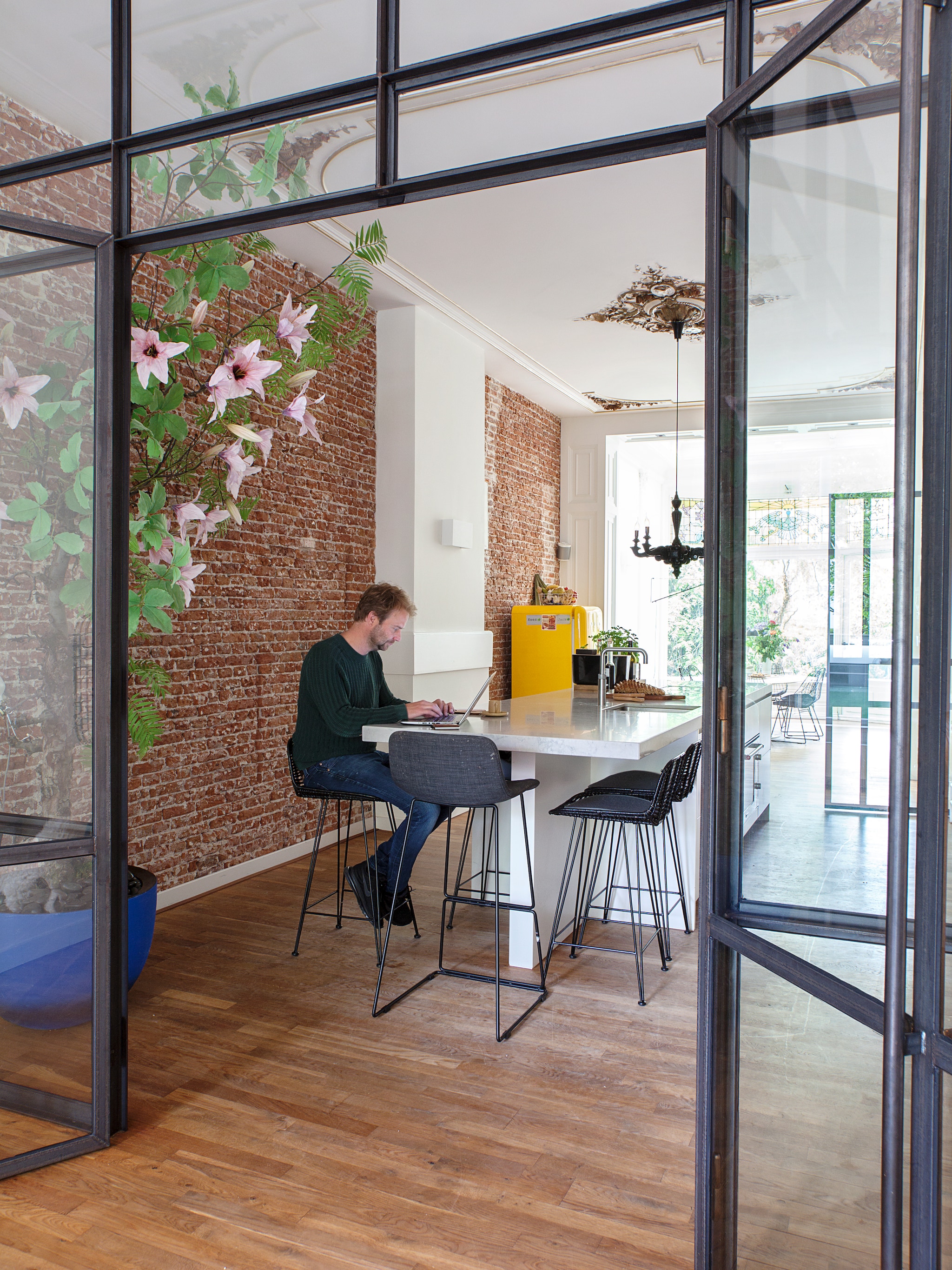 binnenkijken in een herenhuis waar klassiek en design hand in hand gaan