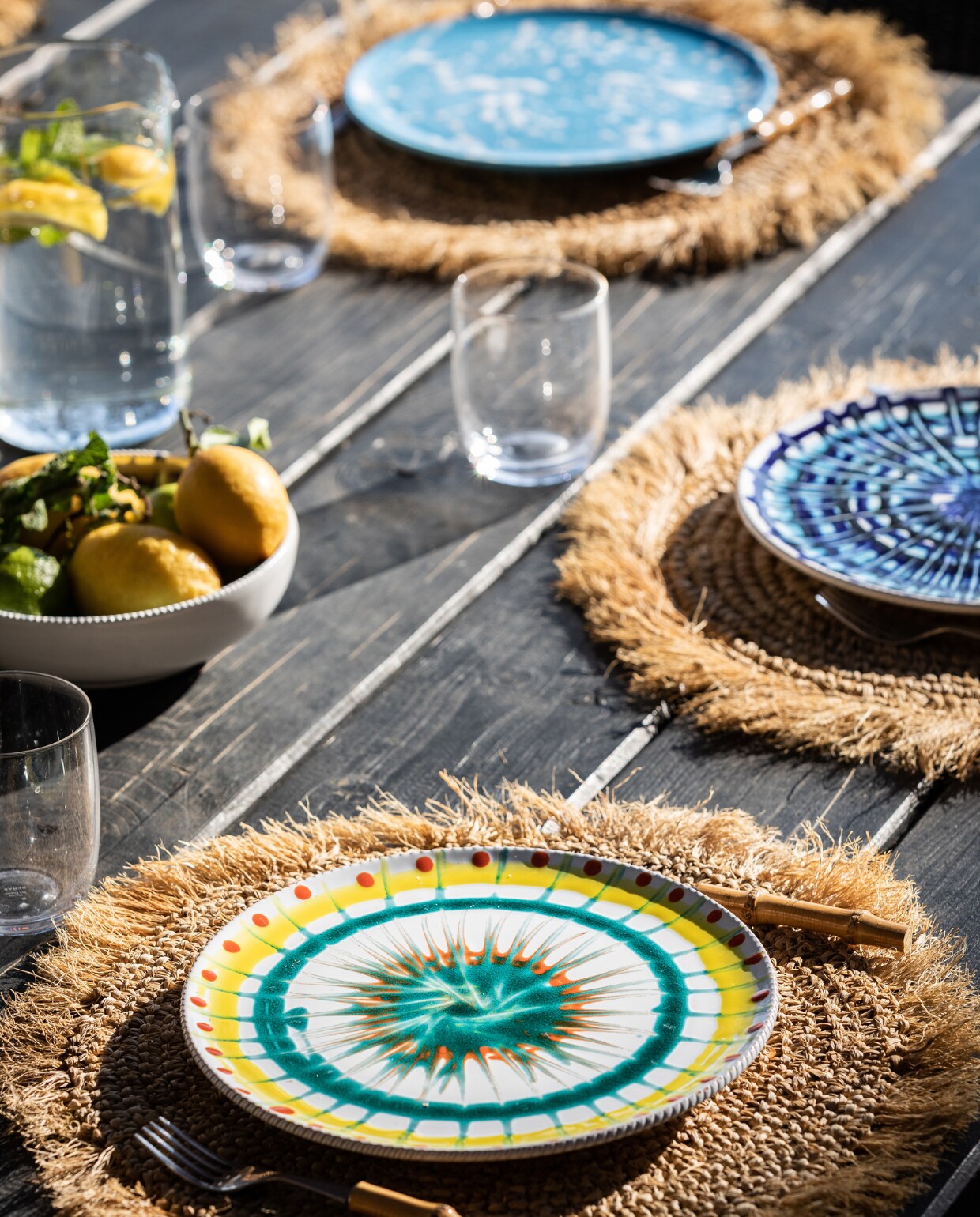 Placemats uit Bali. Aardewerken borden uit Portugal. vtwonen 07-2023 | productie &amp; styling Marie Maud Levron | fotografie Yann Deret