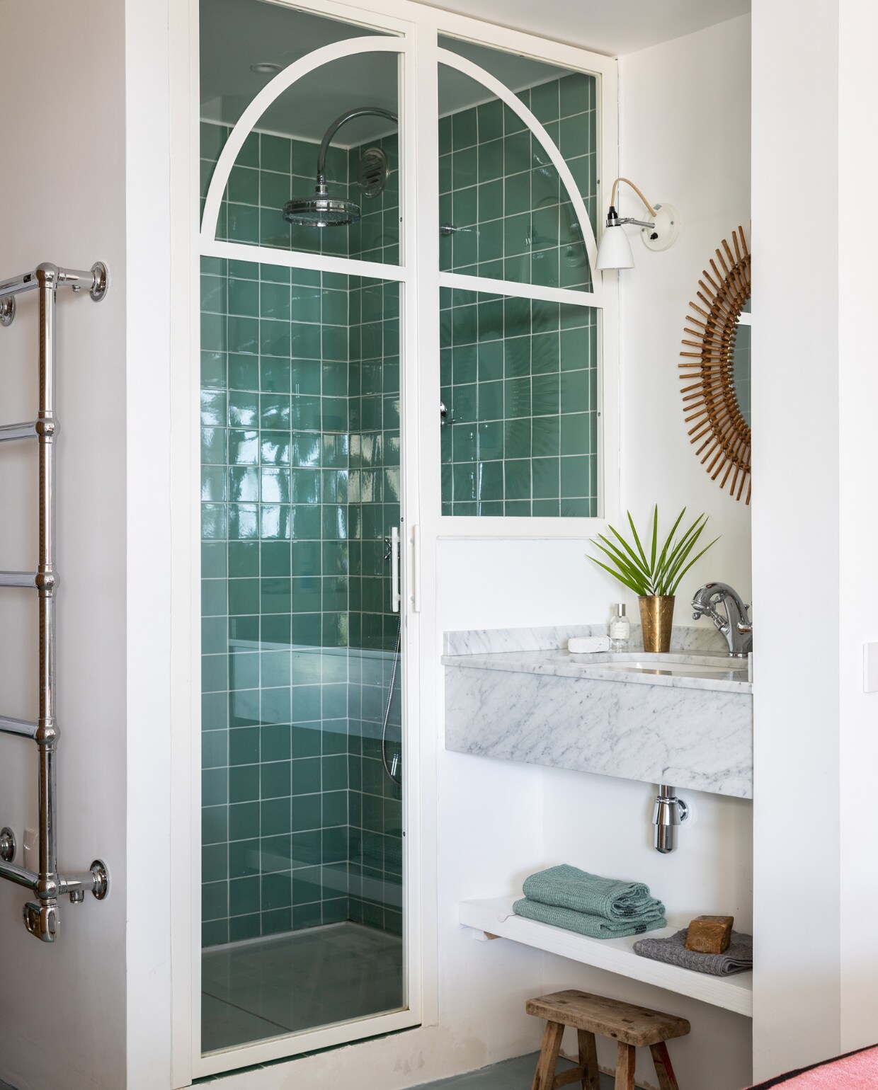 Douchedeur maatwerk. Tegels Normandy Ceramics. Spiegel vintage. Wandlamp Hector van Original BTC. Houten kruk uit Bali. Overig onbekend. vtwonen 07-2023 | productie &amp; styling Marie Maud Levron | fotografie Yann Deret