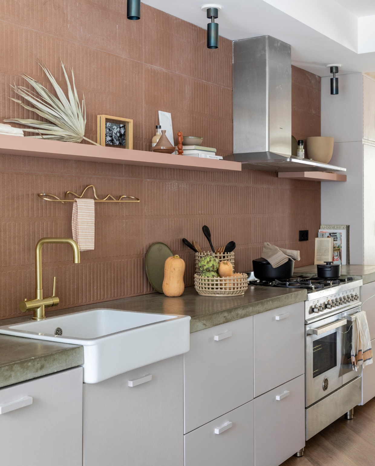 Wandtegels Cotto Pattern, prijs op aanvraag (douglasjones.nl). Flexa Creations lak Urban Taupe op kastjes, Flexa Mengkleur muurverf op planken (flexa.nl). Plafondlampen Sofisticato van Serax, per stuk € 119,- (vtwonen.nl). Manden Ceramic Basket van Cashmere, per stuk € 75,- (fermliving.com). Pan Surface van Serax € 162,-, saladecouvert van vtwonen, set van 2 € 14,95 (vtwonen.nl). Theedoek op pan € 9,45 (nordal.eu). Theedoek Block Multi met streep € 7,95 (eijerkamp.nl). Wandrek € 105,- (fermliving.com). Vanille Coffee siroop van Nicolas Vahé € 10,-, Parmesan Cheese &amp; Basil Salt van Nicolas Vahé € 12,- (eijerkamp.nl). Kaars Piu, set van 3 € 45,- (sukha.nl). Servies Surface van Serax, 12-delige set € 233,80 (vtwonen.nl). Droogbloemen, prijs op aanvraag (plantje.nl). Vaas € 85,- (101cph.com). Overig privébezit. vtwonen weer verliefd op je huis seizoen 15 aflevering 1 | styling Liza Wassenaar | fotografie Margriet Hoekstra