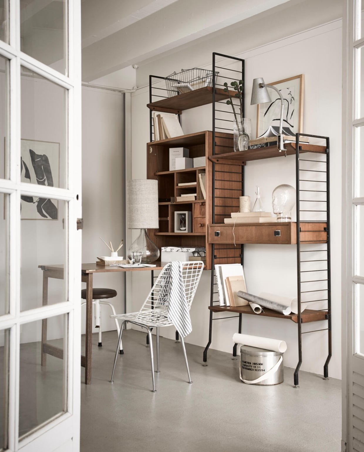 Vintage wandkast met bureau en bureaustoel vtwonen 2018-07 | Fotografie Alexander van Berge | Styling Liza Wassenaar