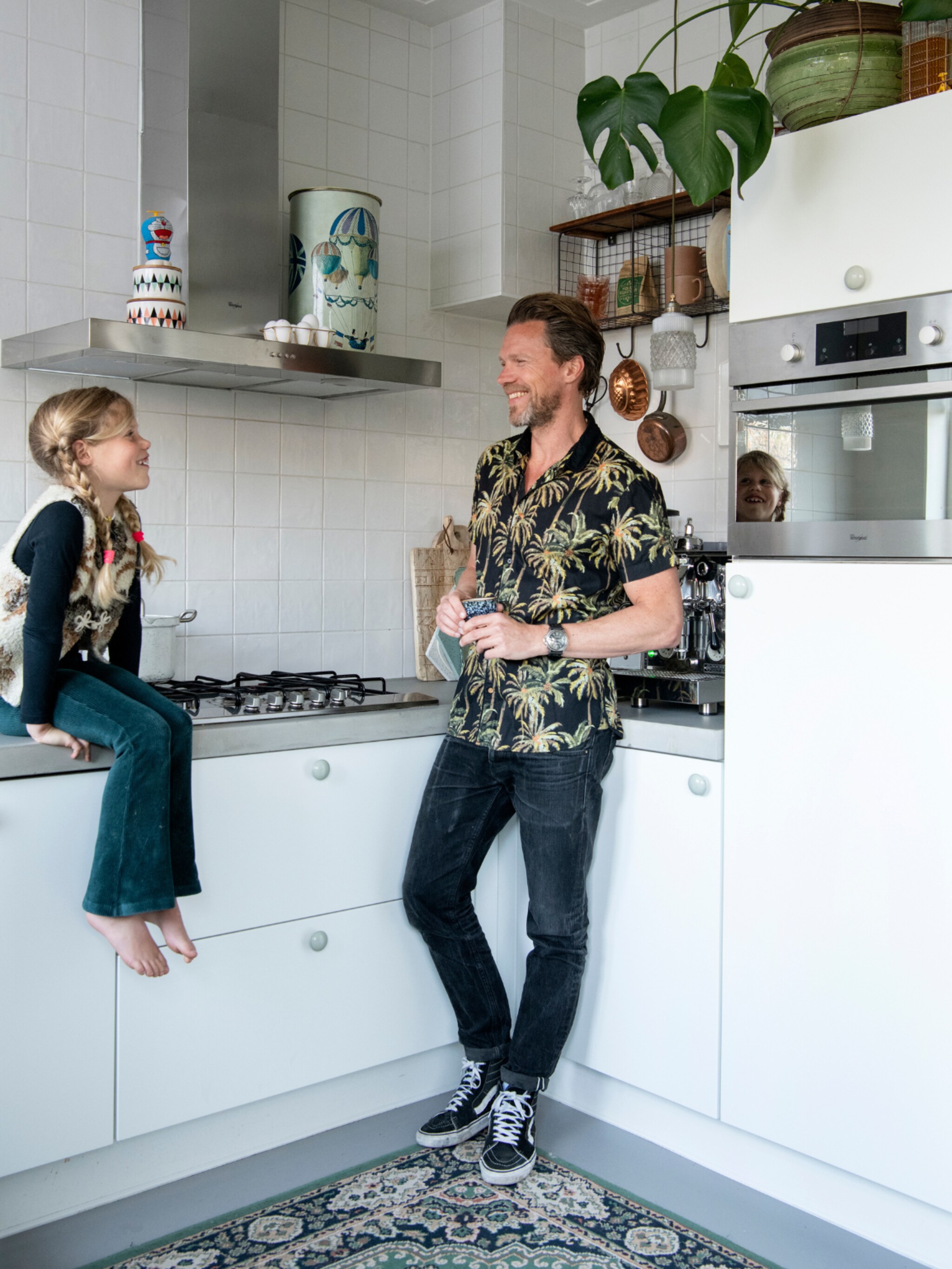 binnenkijken in een huis vol spullen met een verhaal op een dag kwam hij aanzetten met een reusachtige porseleinen tijger