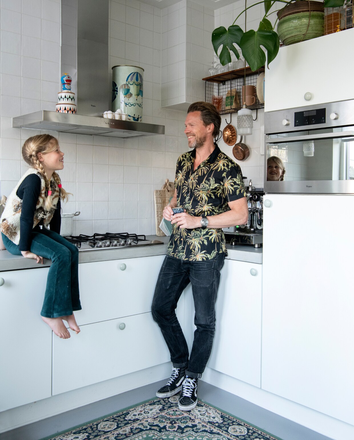 Pleun en Bart in de keuken van Keuken Kampioen. Vloerkleed kringloopwinkel. Koffiemachine Rocket. Rek Loods 5. Oven Whirpool. Keramieken potten Kwantum. Doraemon (stripfiguur)lamp Moooi. Oude trommel Bij Allerlei. Eierrek Sissy-Boy. Porseleinen knoppen Anne Black. vtwonen binnenkijk special 12-2020 | productie Insidehomepage | styling Kim Timmerman | fotografie Louis Lemaire