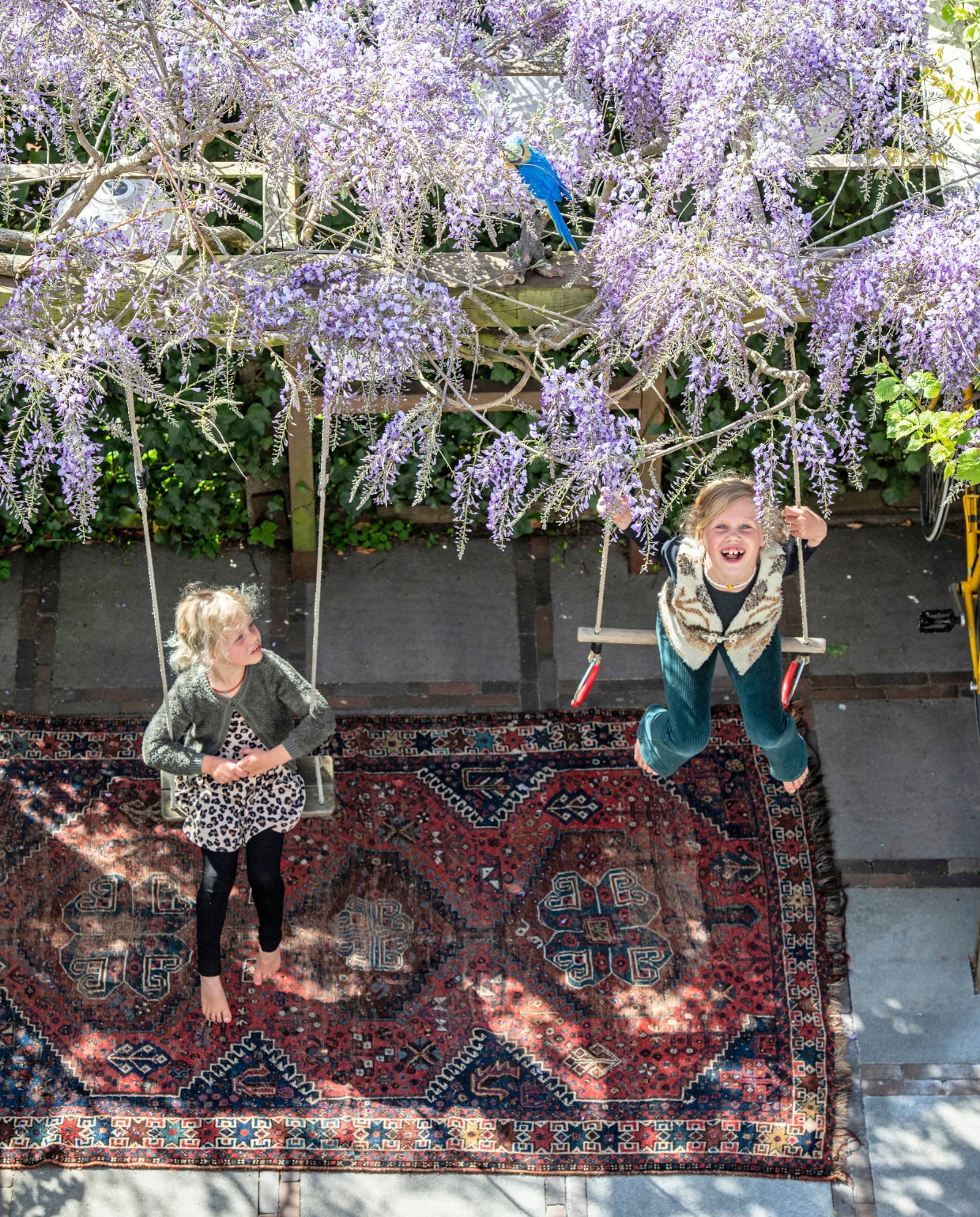 Onder de blauwe regen: vloerkleed kringloopwinkel. vtwonen binnenkijk special 12-2020 | productie Insidehomepage | styling Kim Timmerman | fotografie Louis Lemaire