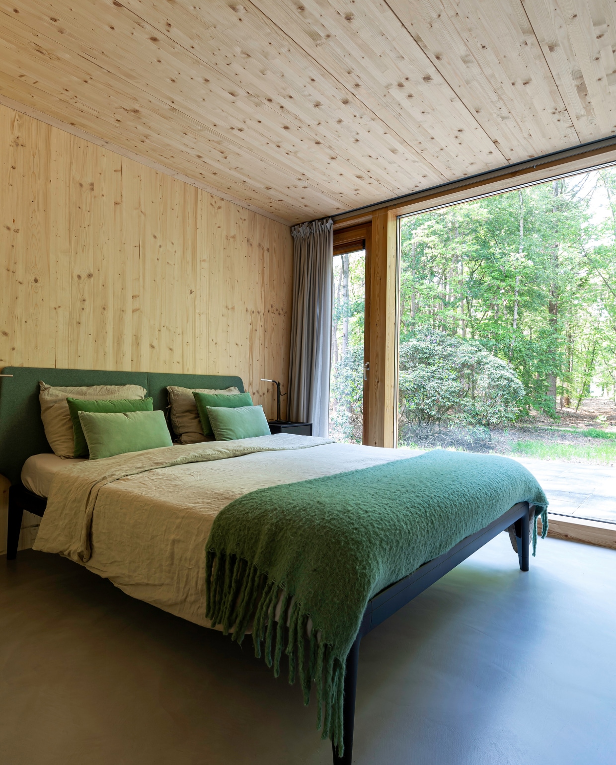De master bedroom. Bed Original van Auping, nachtkastjes Pixel van Auping. Sprei Bijbuijs, kussens Nijhof. Dekbedovertrek en leeslamp Ikea. vtwonen 08-2020 | fotografie Henny van Belkom