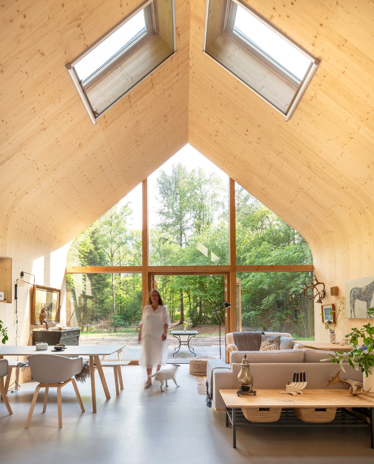 Tafel en eetbank Hay, stoelen Cebu, theepot en servies HKliving. Wandlamp House Doctor, vloerlamp Zuiver. Tafel met opbergruimte zelfgemaakt, theekan erfstuk, kandelaar Design House Stockholm. Vloer Beton Ciré. Voorste zitbank Torino van whkmp’s Own, achterste bank van rommelmarkt, zelf bekleed. Vloerkleed Tell Me More. Gewei gekocht in Zweden. vtwonen 08-2020 | fotografie Henny van Belkom