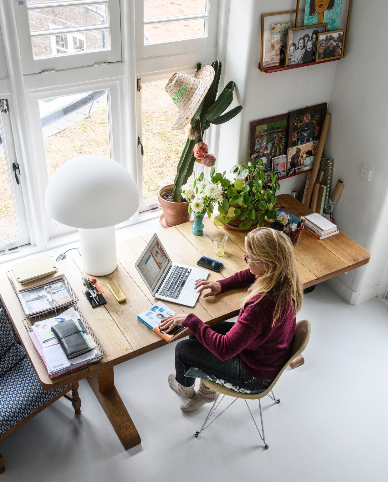 Stoel Eames van Vitra. Overig onbekend. vtwonen 09-2023 | productie Insidehomepage | styling Kim Timmerman | fotografie Louis Lemaire