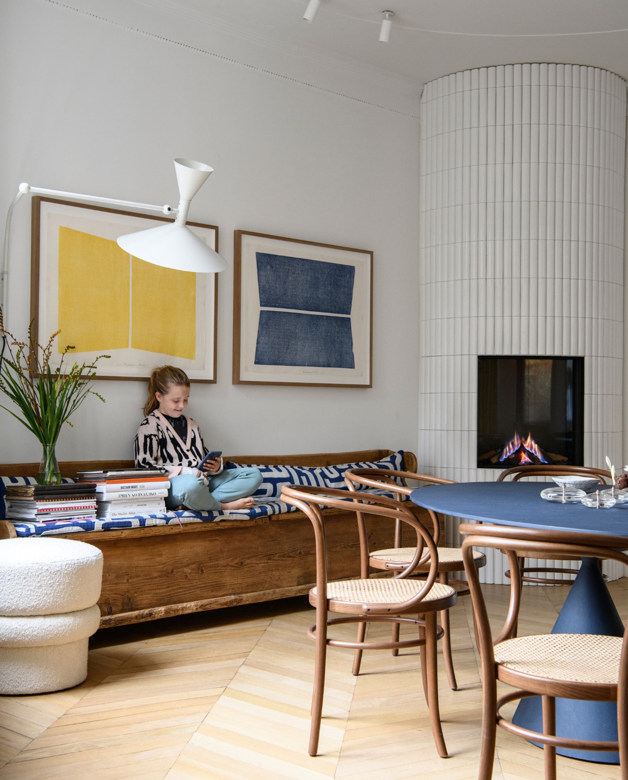 Bank L’Authentique, vloer Holtz Vloeren, open haard Jos Harms, olielampen Casa Gitane. Overig onbekend. vtwonen 09-2023 | productie Insidehomepage | styling Kim Timmerman | fotografie Louis Lemaire