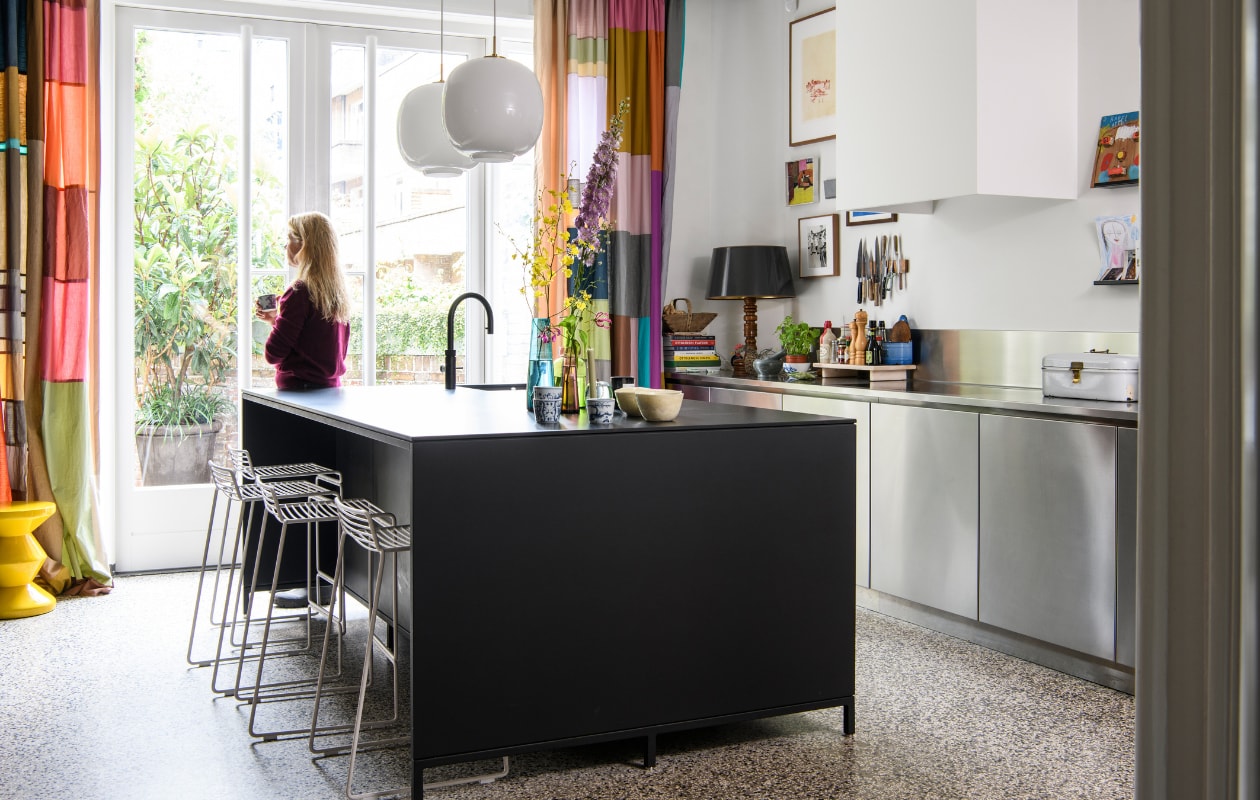 Keuken Lodder Keukens, barkrukken Hay, gordijnen Frank Visser, tafellamp markt, kruk Zig Zag van Polspotten. Overig onbekend. vtwonen 09-2023 | productie Insidehomepage | styling Kim Timmerman | fotografie Louis Lemaire