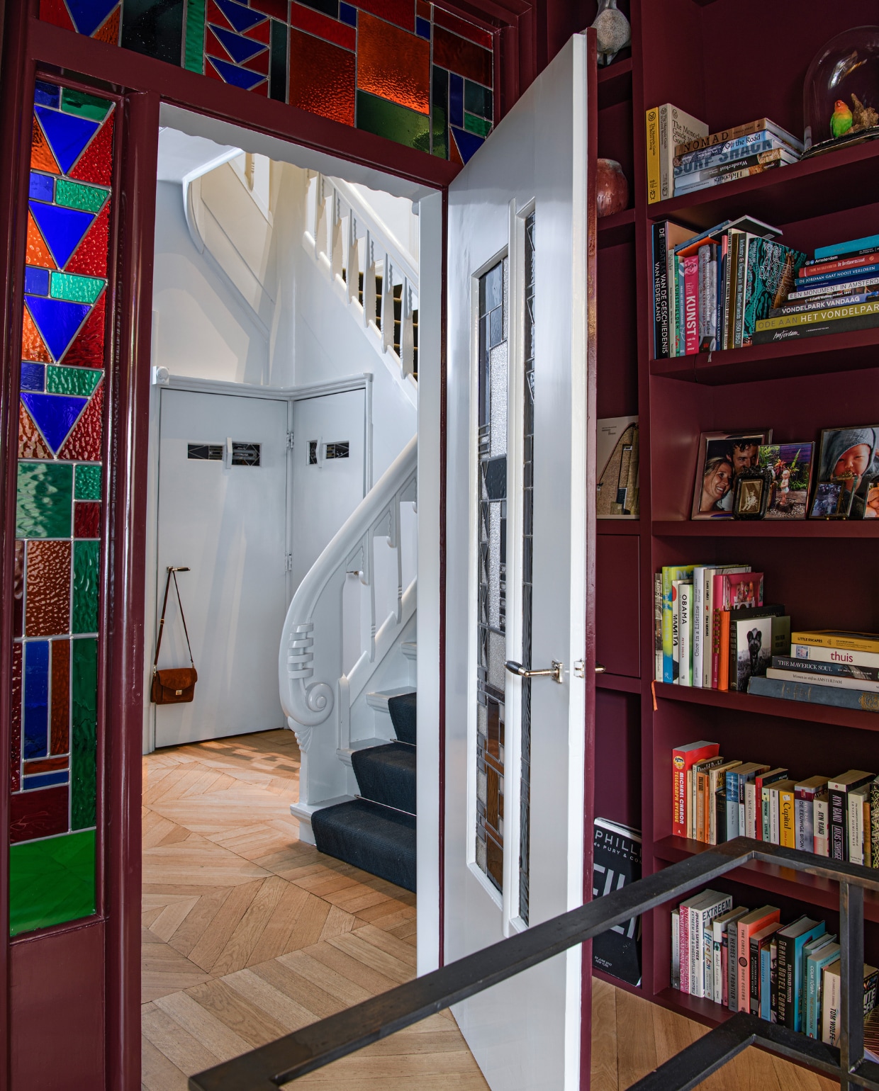 Glas in lood origineel, wandkast gemaakt door Louwerse de Jong, vloer Holtz Vloeren. Overig onbekend. vtwonen 09-2023 | productie Insidehomepage | styling Kim Timmerman | fotografie Louis Lemaire