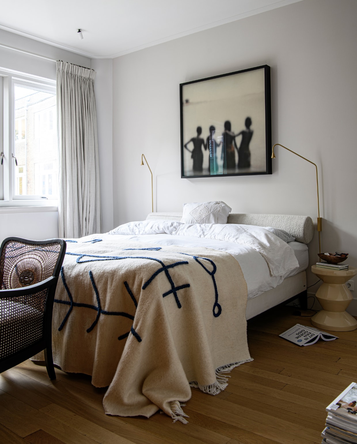 Beddengoed Khasto, plaid Lrnce, bijzettafel Polspotten. Overig onbekend. vtwonen | productie Insidehomepage | styling Kim Timmerman | fotografie Louis Lemaire