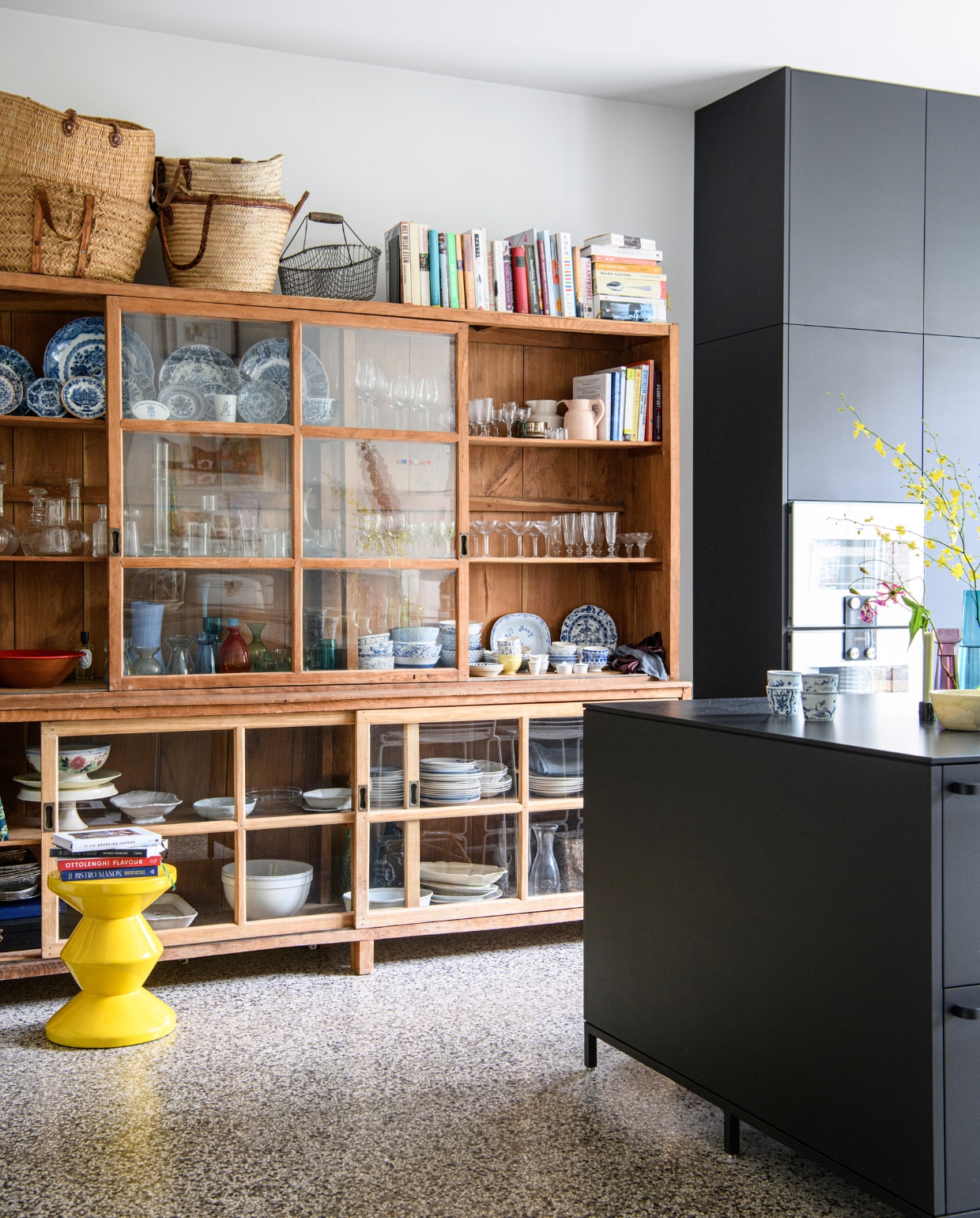 Servieskast &amp;Klevering, kruk Zig Zag van Polspotten. Overig onbekend. vtwonen | productie Insidehomepage | styling Kim Timmerman | fotografie Louis Lemaire