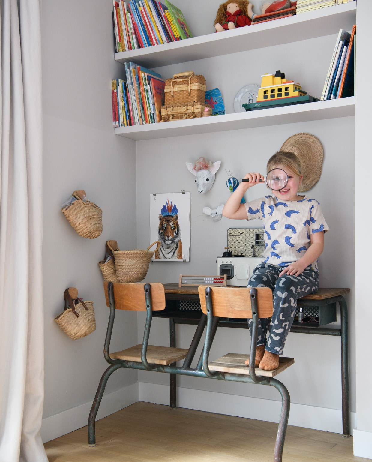 Bureau en stoelen Marktplaats, wandplanken gemaakt door Louwerse de Jong. Overig onbekend. vtwonen 09-2023 | productie Insidehomepage | styling Kim Timmerman | fotografie Louis Lemaire