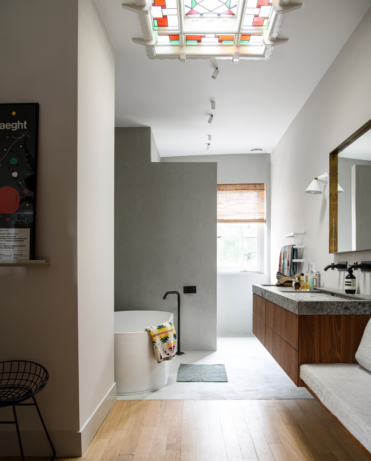Wastafelmeubel met inbouwbank gemaakt door Louwerse de Jong, kruk Pastoe, sanitair Sjartec. Overig onbekend. vtwonen 09-2023 | productie Insidehomepage | styling Kim Timmerman | fotografie Louis Lemaire