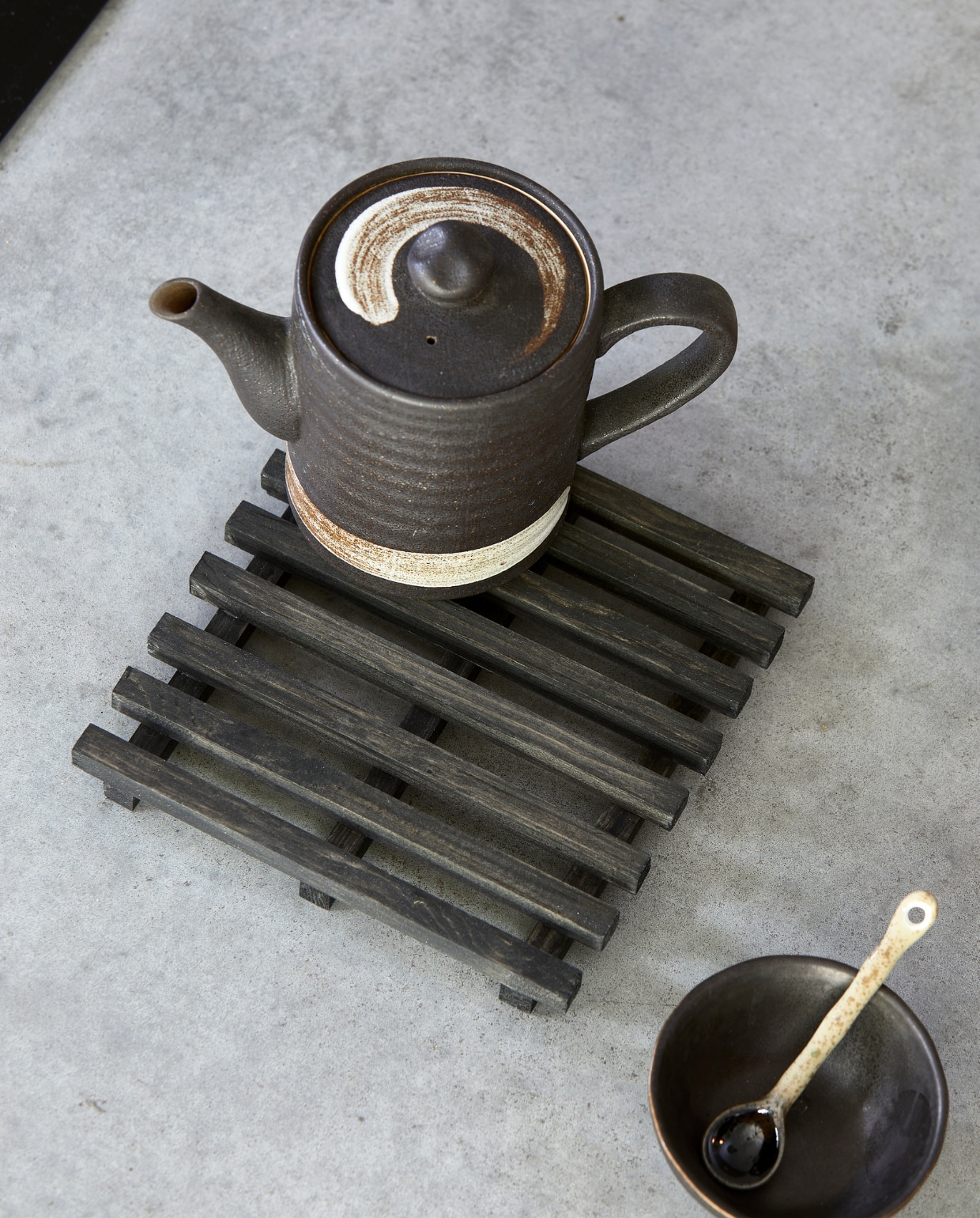 Theepot souvenir uit Japan. Overig privébezit. vtwonen 10-2023 | styling en uitvoering Corrien Flohil | fotografie Dennis Brandsma