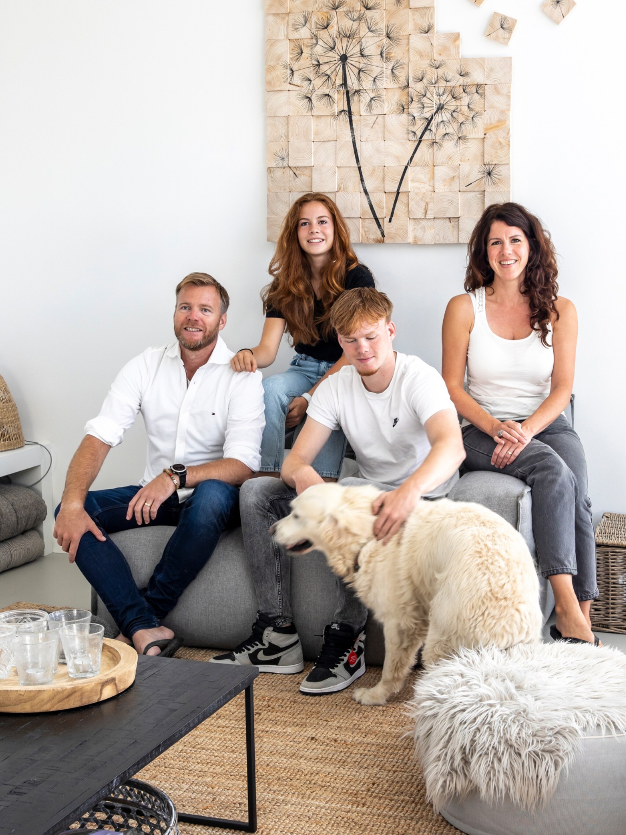 binnenkijken in een wit minimalistisch buitenhuis
