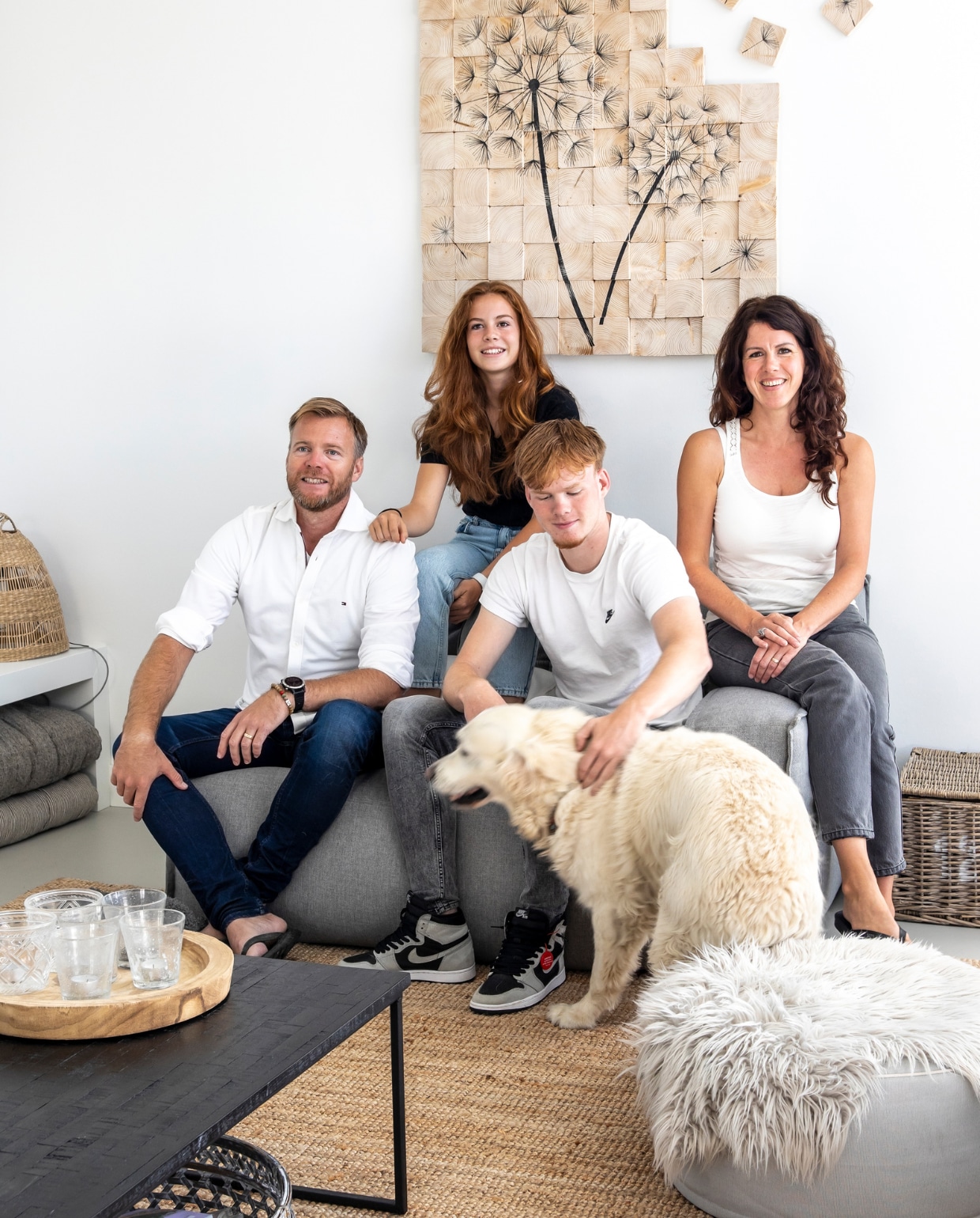 Vanessa, Erik, Sven, Bently en hond Marley. Bank De Troubadour, kunstwerk Paula Akkerman, groen kussen Maisons du Monde. salontafel Ptmd, vacht Kwantum, karpet Lohals van Ikea. Vloer in kleur Nevada van Solo Gietvloeren, muurverf Fresh Linnen van Flexa. Overig onbekend. vtwonen 08-2022 | productie Cocofeatures | fotografie Denise Zwijnen