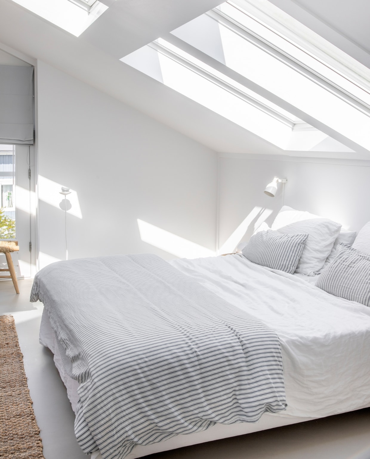 Gestreept beddengoed Ikea, effen beddengoed Casa Comodo, karpet Rug Vista, kruk Loods 5, vouwgordijnen Joe Benelli. vtwonen 08-2022 | productie Cocofeatures | fotografie Denise Zwijnen