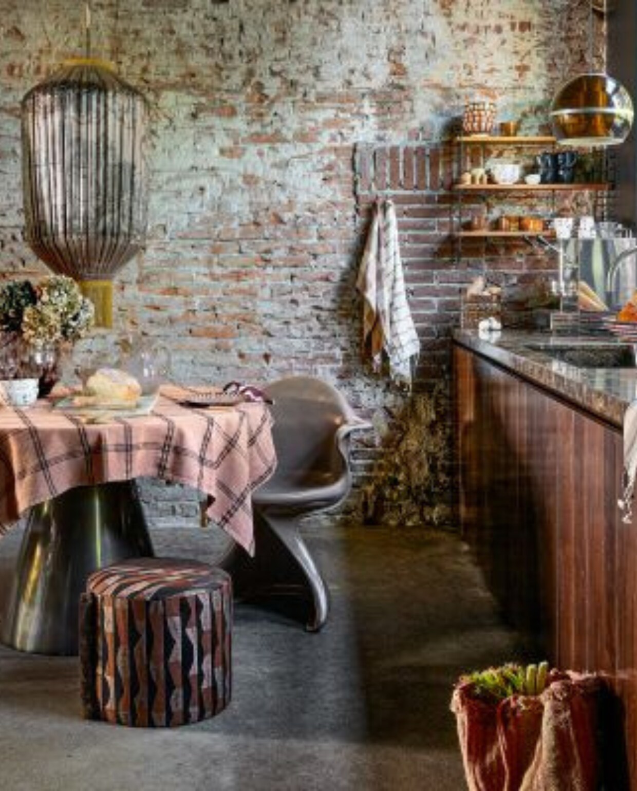 Meubelstof stoel Melodie, mix van viscose, polyester, katoen en linnen, 140 cm breed, per meter _ 128,90 (casamance.com). Vintage stoel _ 35,- (marktplaats.nl). Satijnkatoenen poef Brezza _ 259,- (sophiedirvendesign.com). Kunststof stoel Sedia, 65,5x61x80 cm (bxdxh) _ 895,-, lantaarn hanglamp Gli Otto Immortali _ 2395,-, katoenen servetten, set van 2 _ 12,95 (hkliving.com). Tafel Maggie van Woood, mangohout en metaal, 120x76 cm (_xh) _ 899,- (vtwonen.nl/shop). Katoenen tafelkleed van Madam Stoltz _ 69,75, glazen vaas _ 59,-, waterglazen _ 12,50, glazen karaf _ 39,95 (maisonnl.com). Broodmand, gerecycled textiel en plastic _ 27,50, gestreepte keramieken borden _ 17,50, gestreepte keramieken kommen _ 21,-, keramieken pastaborden op aanrecht Spongeware _ 25,-, witte keramieken kommen met stippen _ 12,95, witte keramieken mokken met stippen _ 17,50 (householdhardware.nl). Overig privébezit. vtwonen 10-2023 | styling Kelly van Gendt | fotografie Peggy Janssen