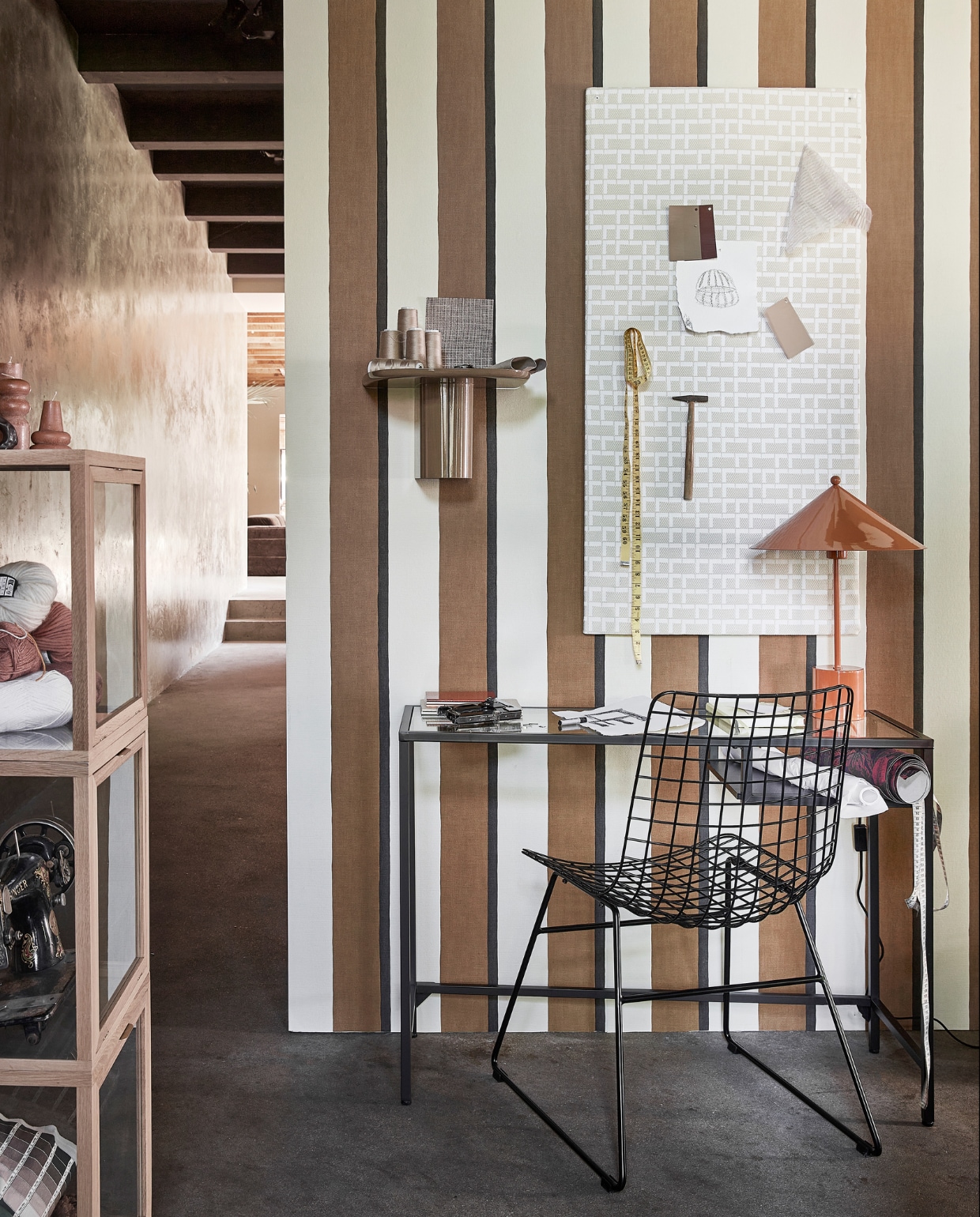 Vinyl behang Sinopia, 0,7x10 m (bxl), per rol _ 145,-, prikbord met stof Rufolo, polypropyleen en polyester, 140 cm breed, per meter _ 108,90 (casamance.com). Laptoptafel Vittsj_, staal en glas, 100x36x74 cm (bxdxh) _ 59,95 (ikea.nl). Vitrinekasten Miru van Ferm Living, hout en glas, _ 269,-, gepoedercoat aluminium wandplank Korpus van Hay _ 115,-, metalen stoel Wire van HKliving _ 219,-, kaarsen Torno van Ferm Living, set van 3 _ 39,- (vtwonen.nl/shop). Stalen tafellamp Kasa van Oyoy _ 245,- (wehkamp.nl). Overig privébezit. styling Kelly van Gendt | fotografie Peggy Janssen