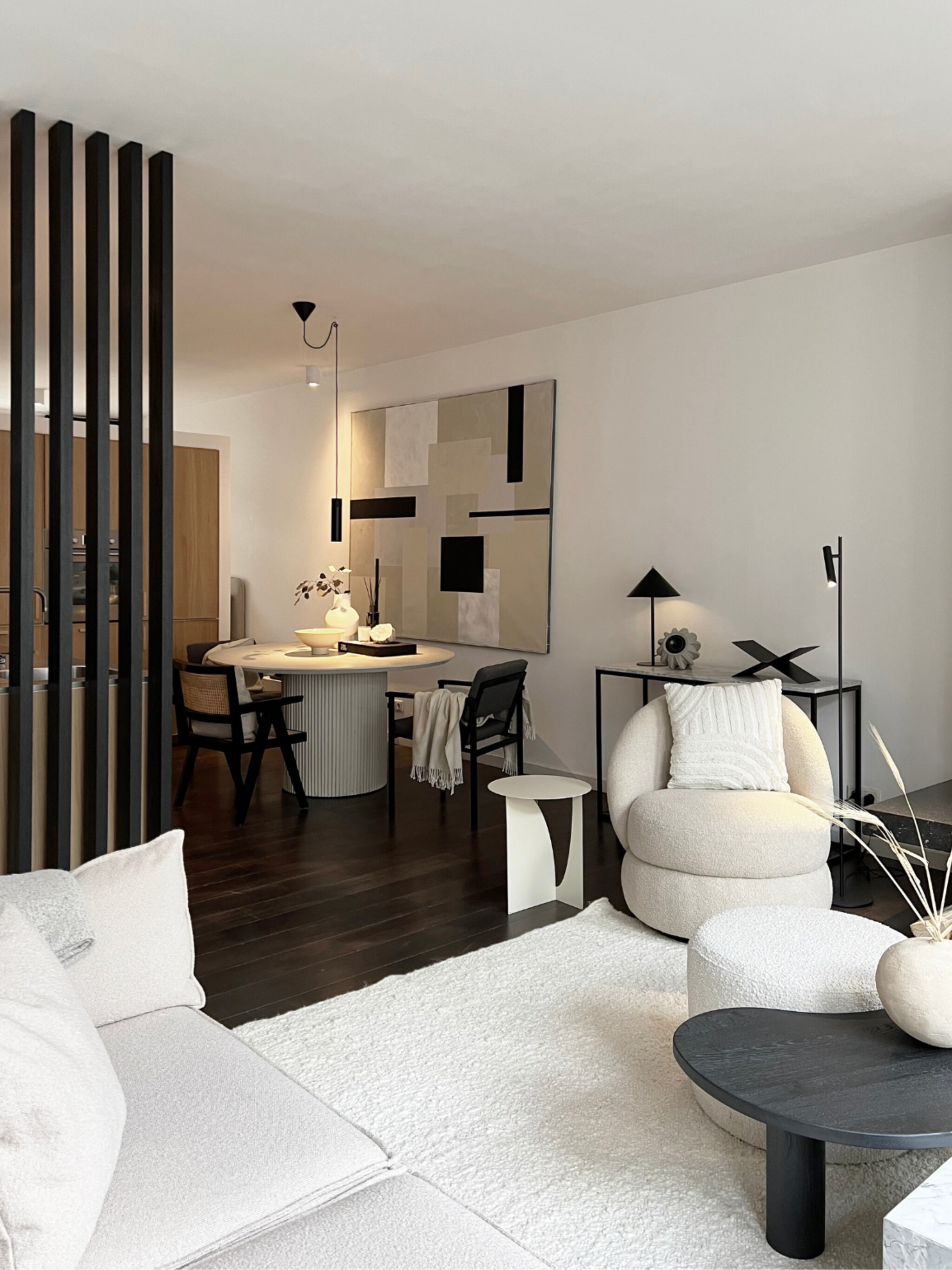 rustgevend en toch spannend binnenkijken in een amsterdams appartement in een beige kleurpalet